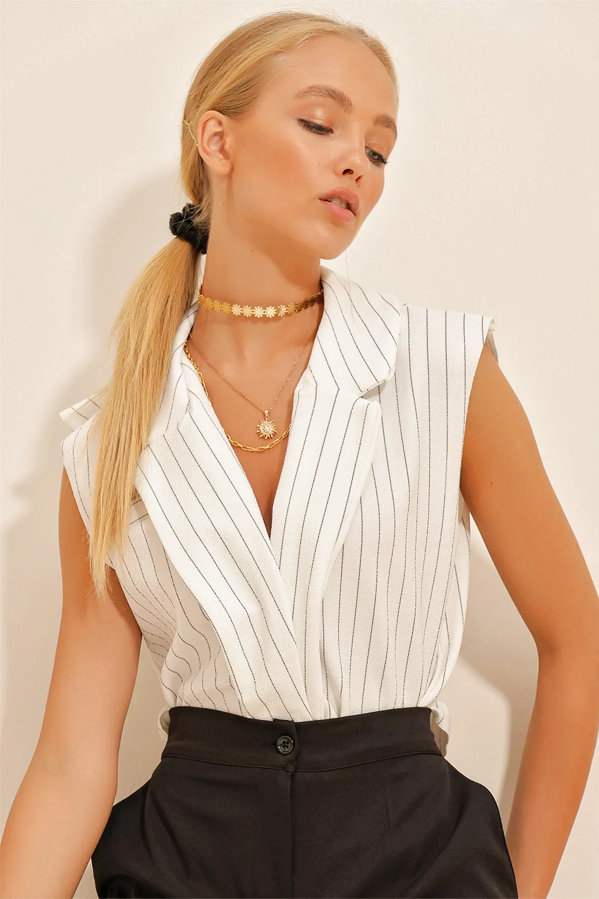 Trend Alaçatı Stili  Weiße Damenbluse mit Hemdkragen, Filetstreifen, ALC-X10724