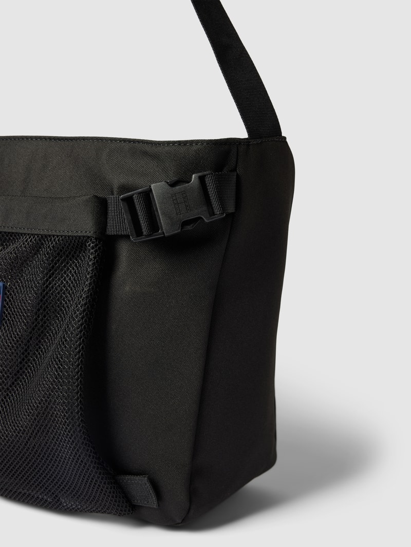 Umhängetasche mit Label-Patch in schwarz