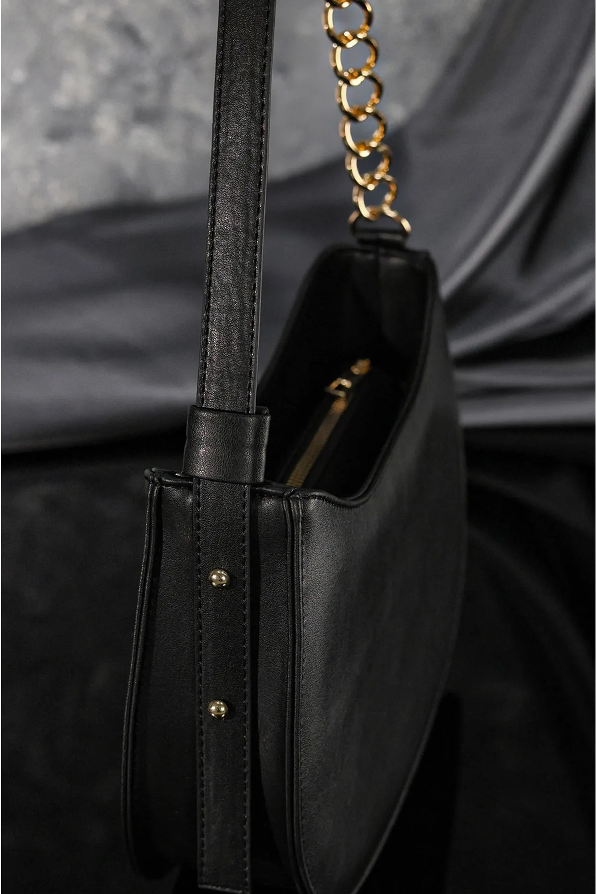 Rimense  Schwarze Tasche mit verstellbarem Riemen und Reißverschluss, gefüttert