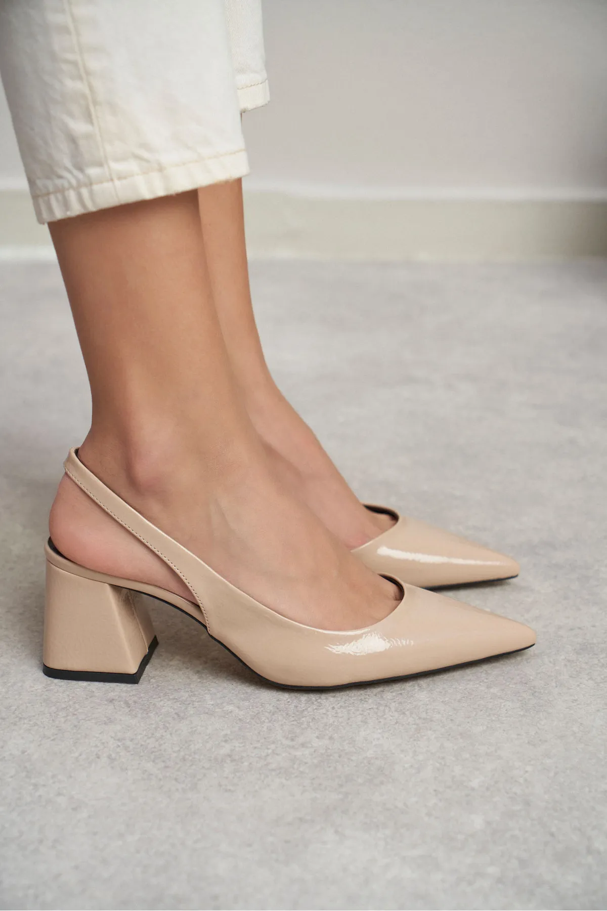 NİŞANTAŞI SHOES  Owen Ten Damen-Schuhe mit Absatz und spitzem Zehenbereich aus Lackleder auf der Rückseite