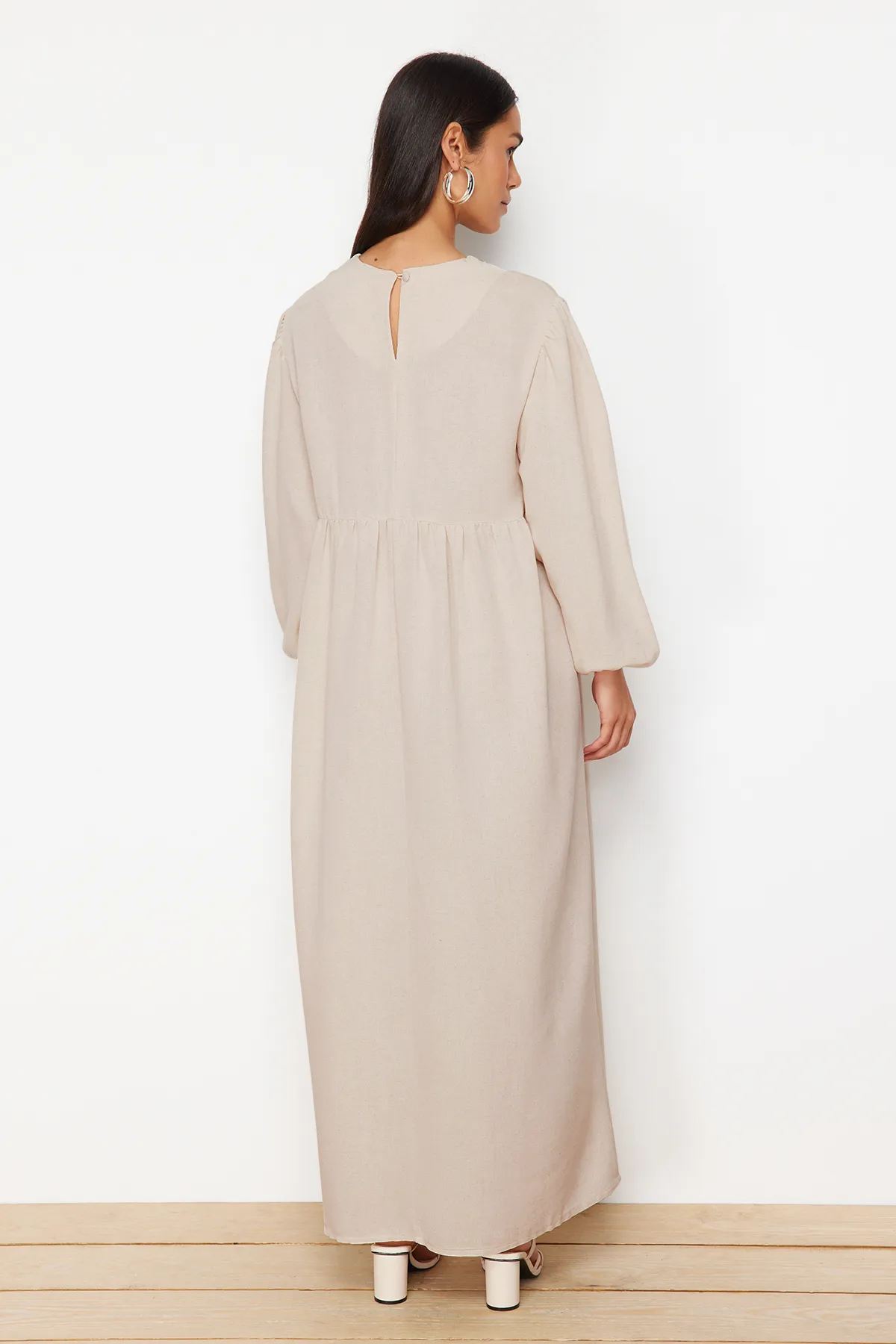 Trendyol Modest  Beiges, detailliertes, gewebtes Kleid in Leinenoptik mit V-Ausschnitt TCTSS24EB00139