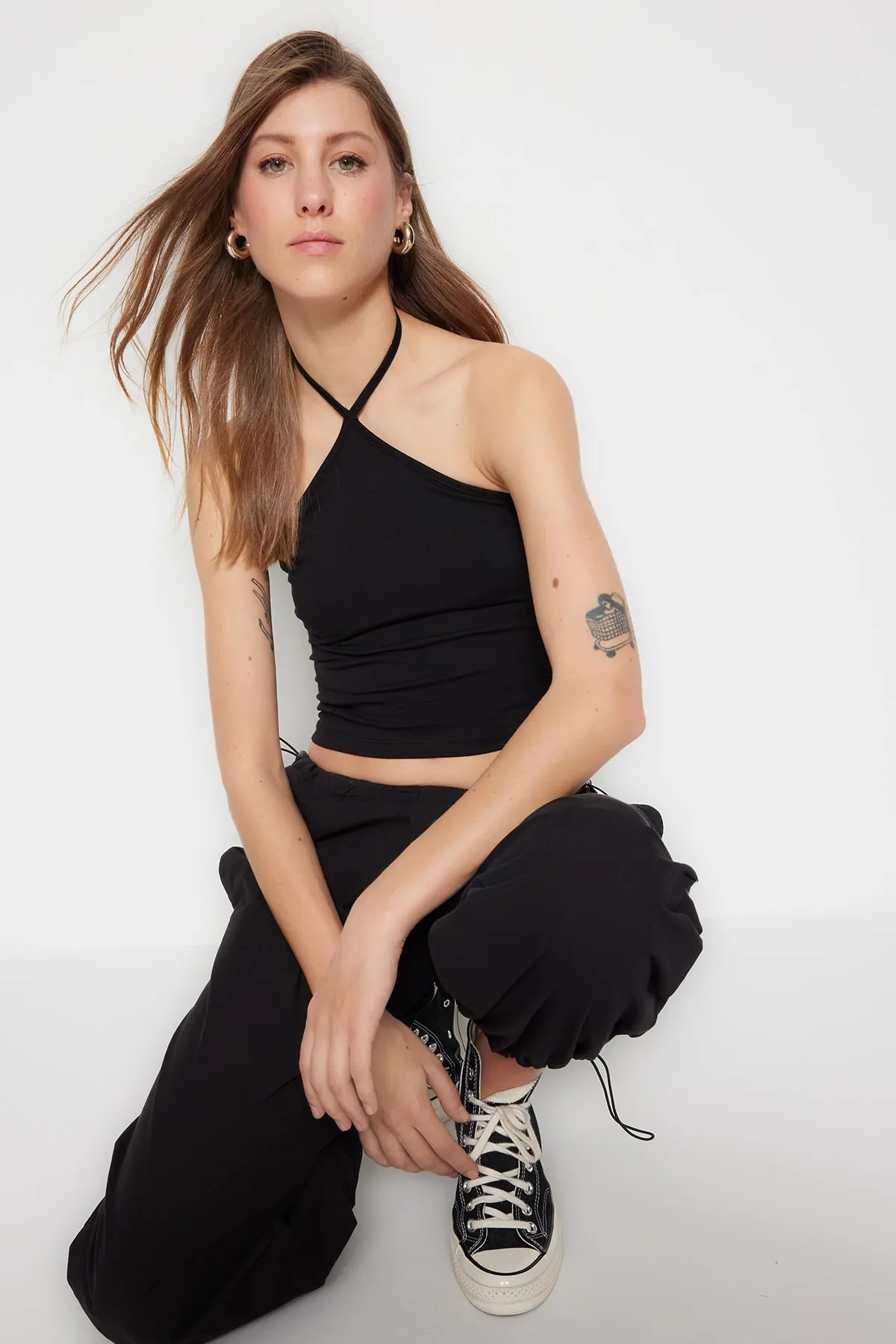 Trendyol Collection  Schwarz-weißes 2er-Pack Crop Bustier aus Baumwolle mit überkreuzten Trägern, dehnbar, gestrickt, TWOSS23BS00002