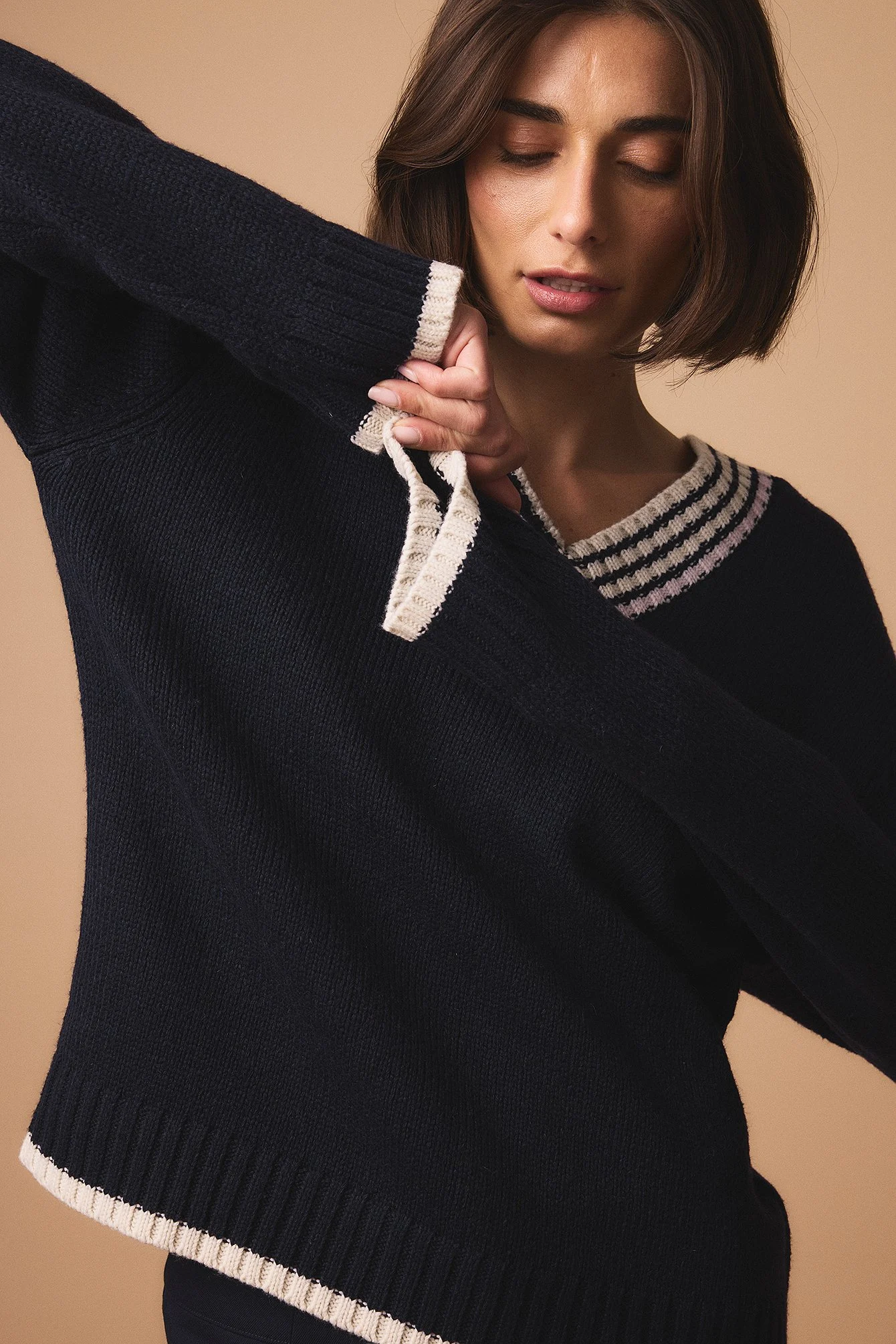 Oversized-Pullover mit V-Ausschnitt und Kontrastdetail