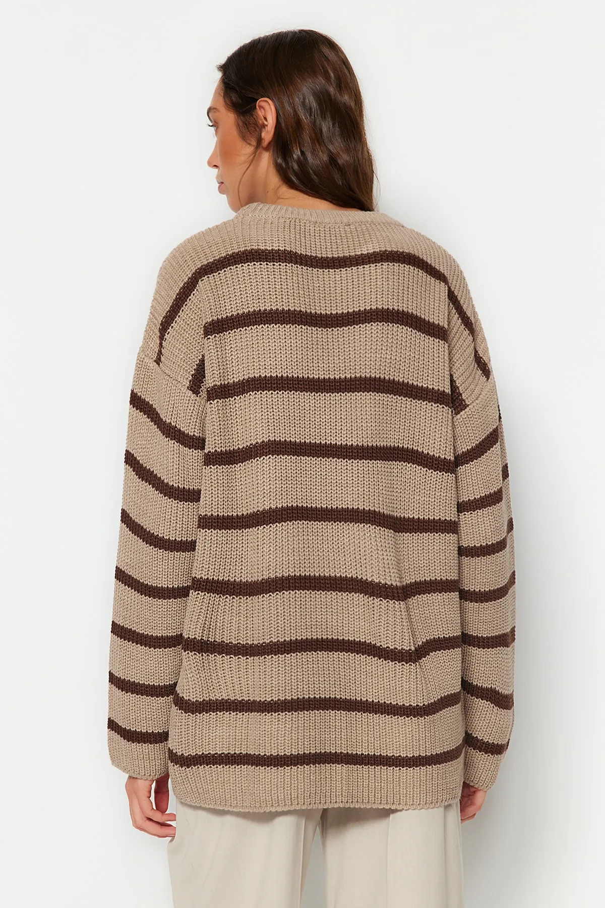 Trendyol Collection  Beiger Strickpullover mit Streifen in weiter Passform TWOAW23KZ00720