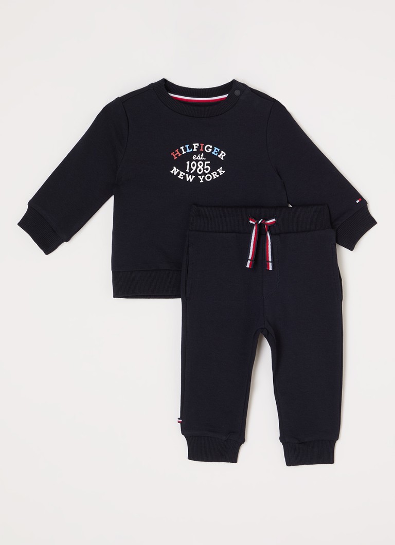 Costum din două piese Tommy Hilfiger, format dintr-un pulover și pantaloni de trening.