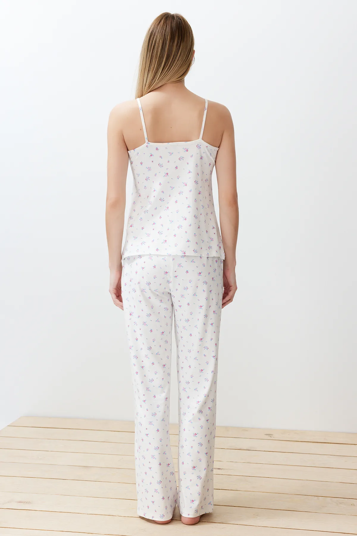 Trendyol Collection  Weiß-mehrfarbiges Pyjama-Set aus Strick mit Blumenmuster und Schnürriemen THMSS24PT00233