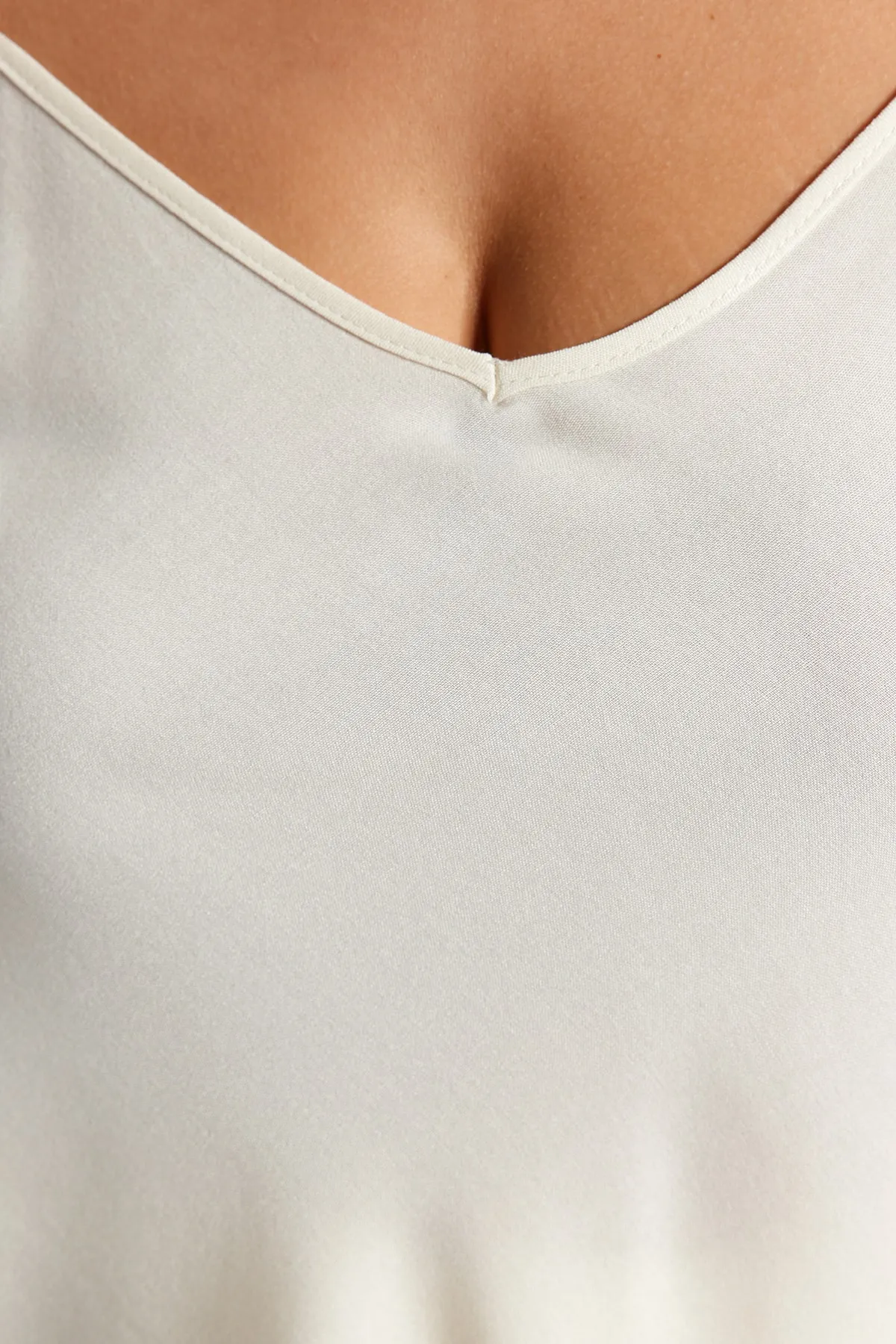 Trendyol Curve  Ecrufarbenes Pyjama-Set aus gewebter Viskose mit Trägern TBBSS23AI00021