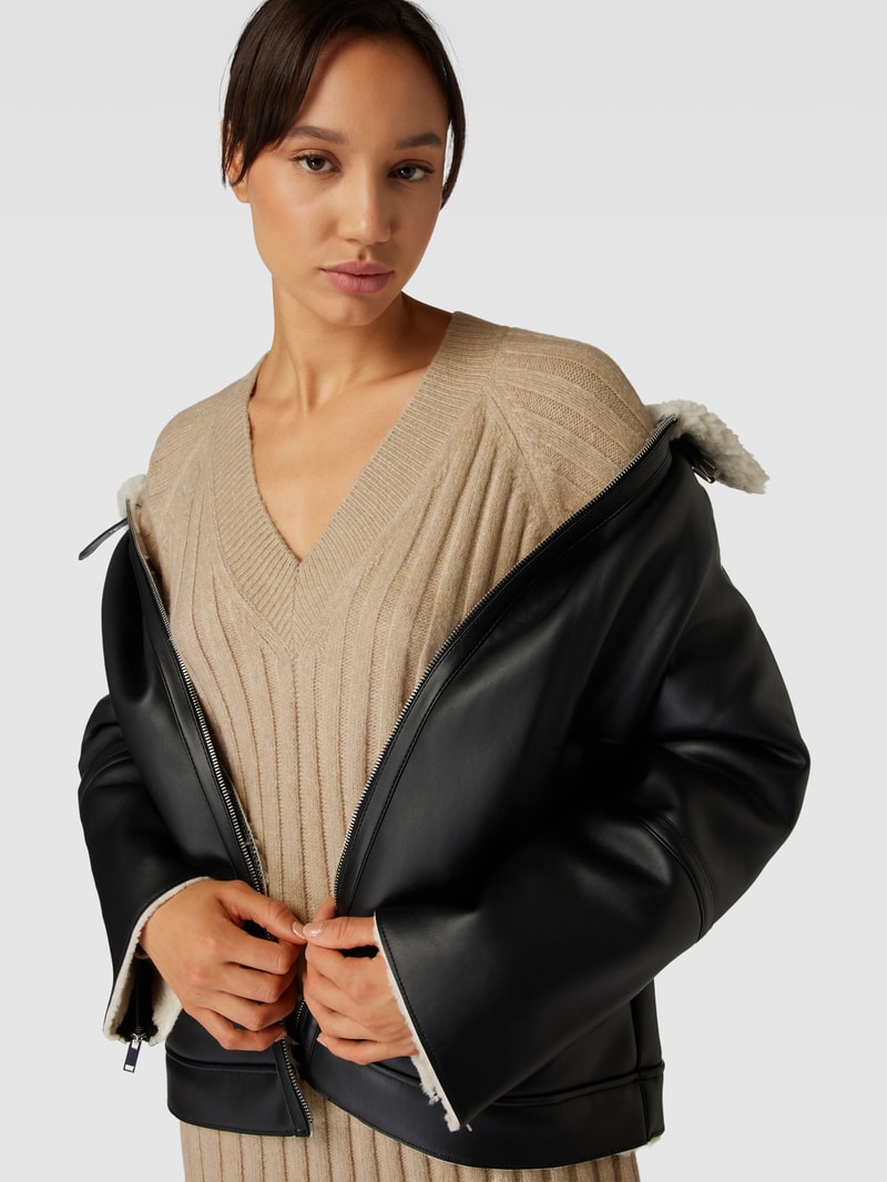 Strickkleid mit V-Ausschnitt und Seitenschlitzen in beige