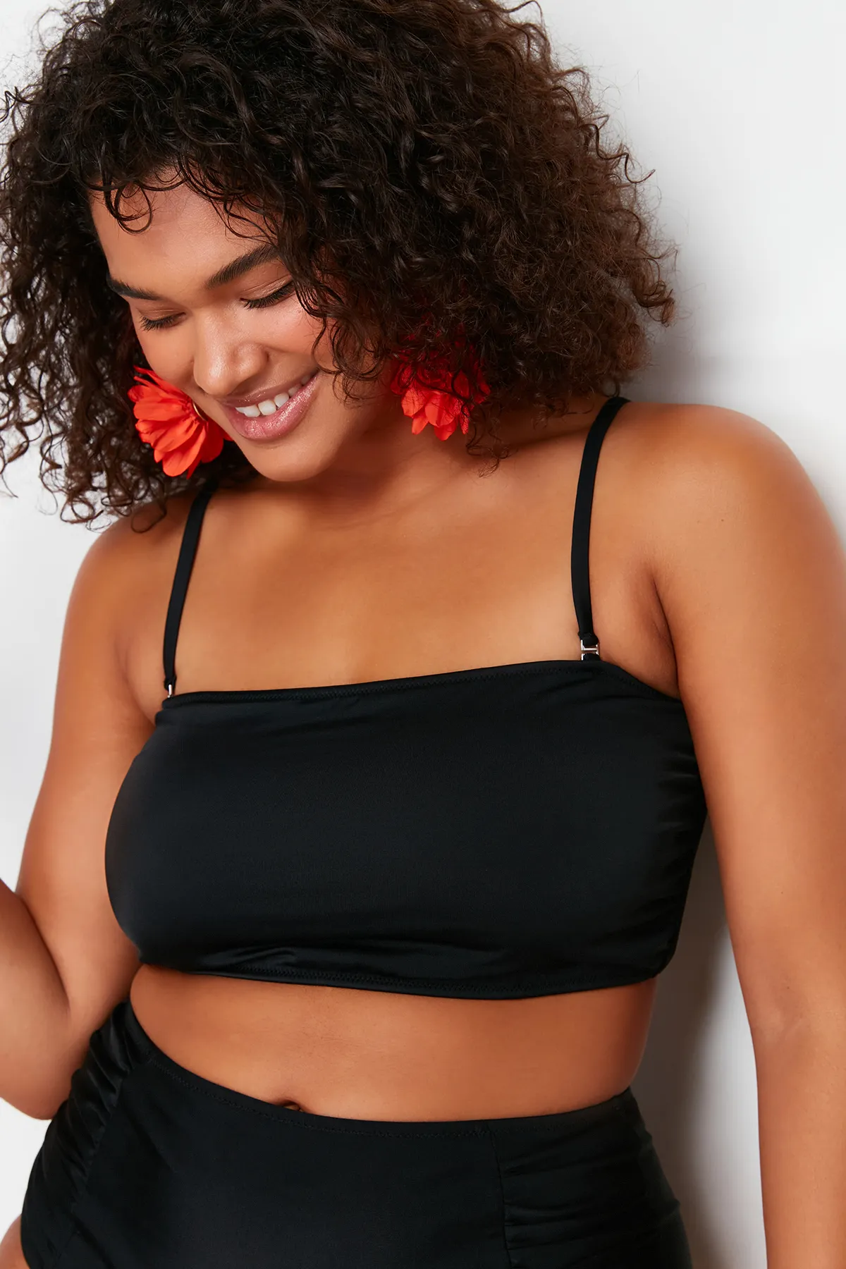 Trendyol Curve  Schwarzes trägerloses Bikinioberteil