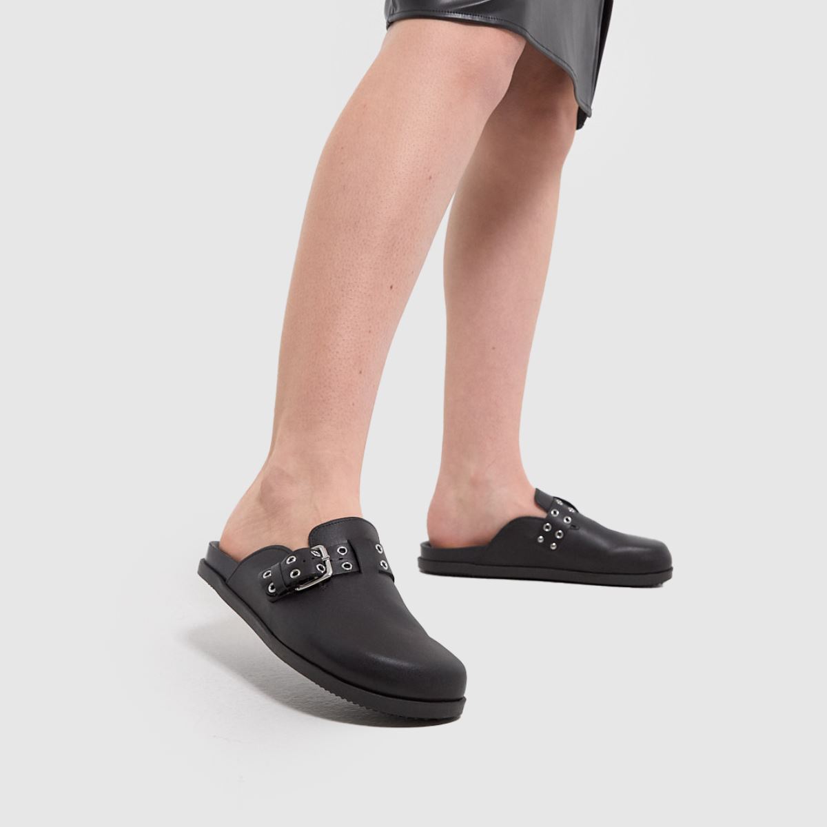 Schuh Tabbie bőr zárt orrú öszvér szandál fekete színben