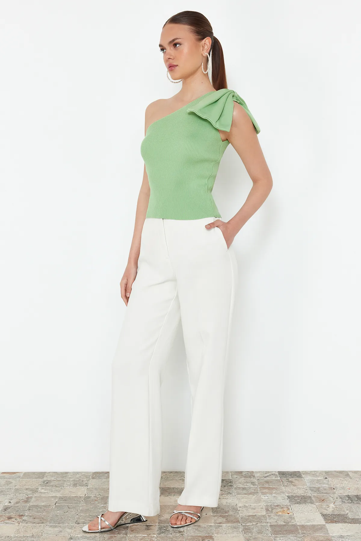 Trendyol Collection  Mintgrüne Bluse mit Schleife und einem Arm TPRSS22BZ0166
