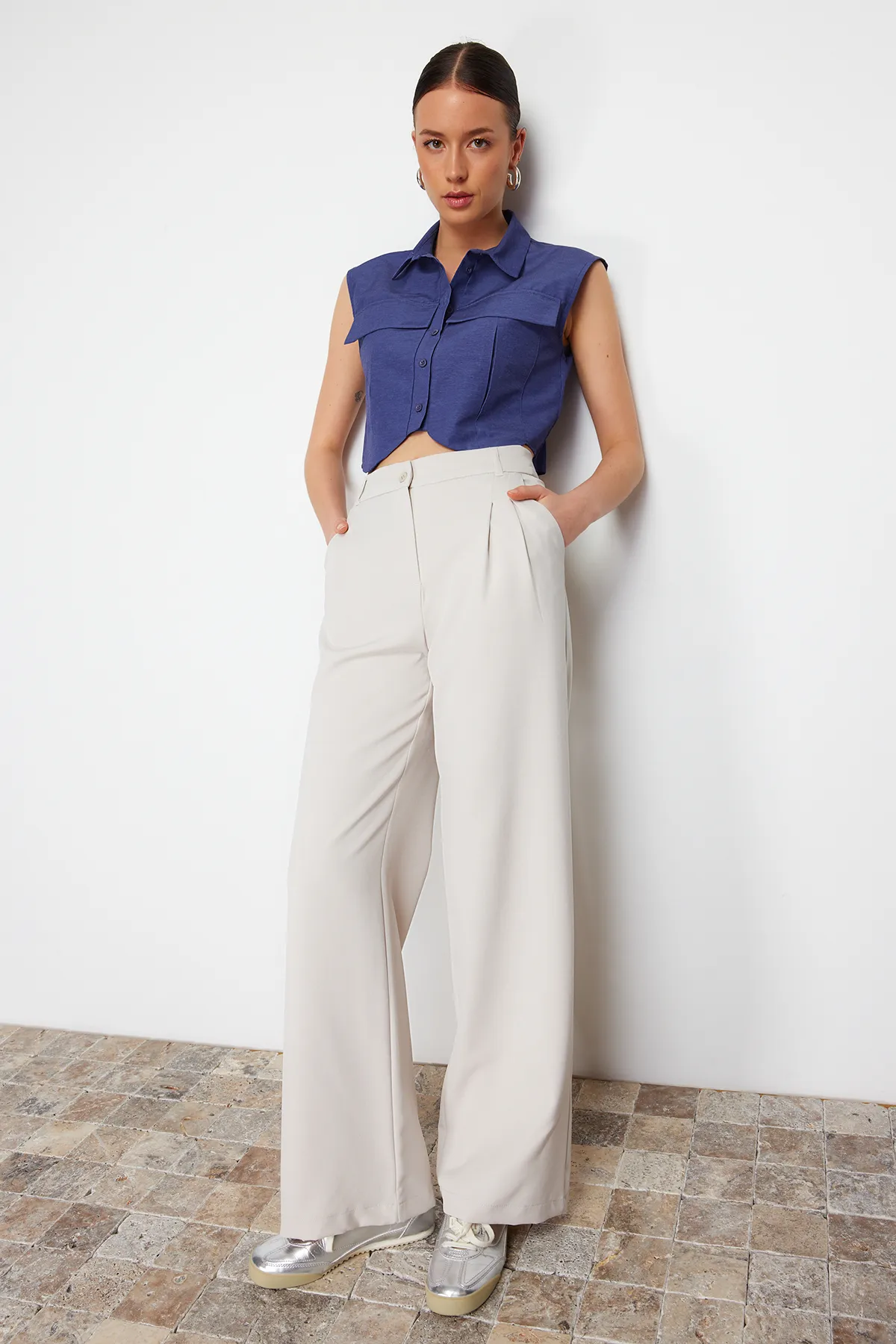 Trendyol Collection  Nerzfarbene, gewebte Hose mit hoher Taille und weitem Bein und Plissee-Muster TWOSS24PL00114