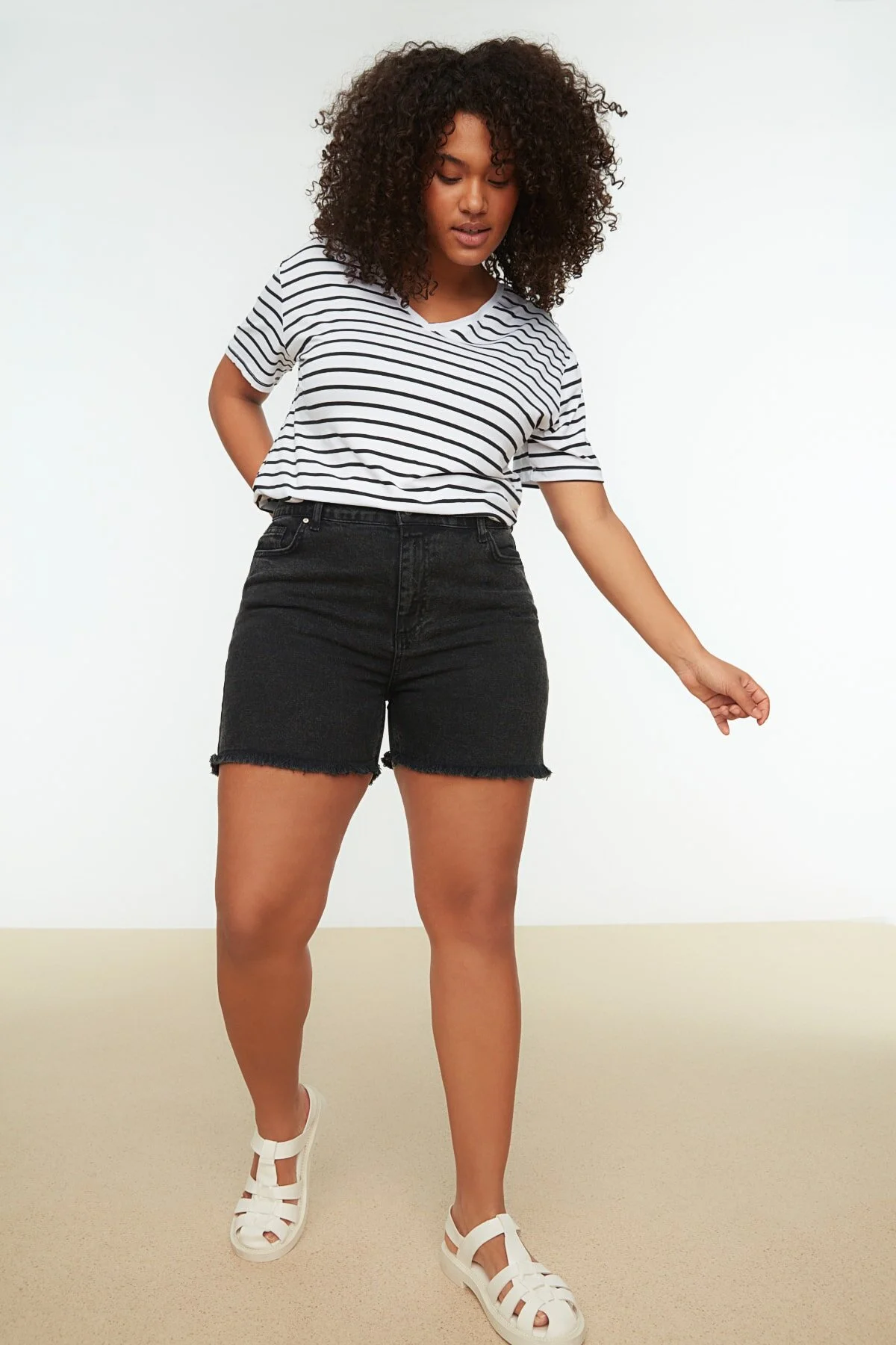Trendyol Curve  Schwarze Skinny-Jeansshorts mit hoher Taille und Bermuda TBBSS22AP0008