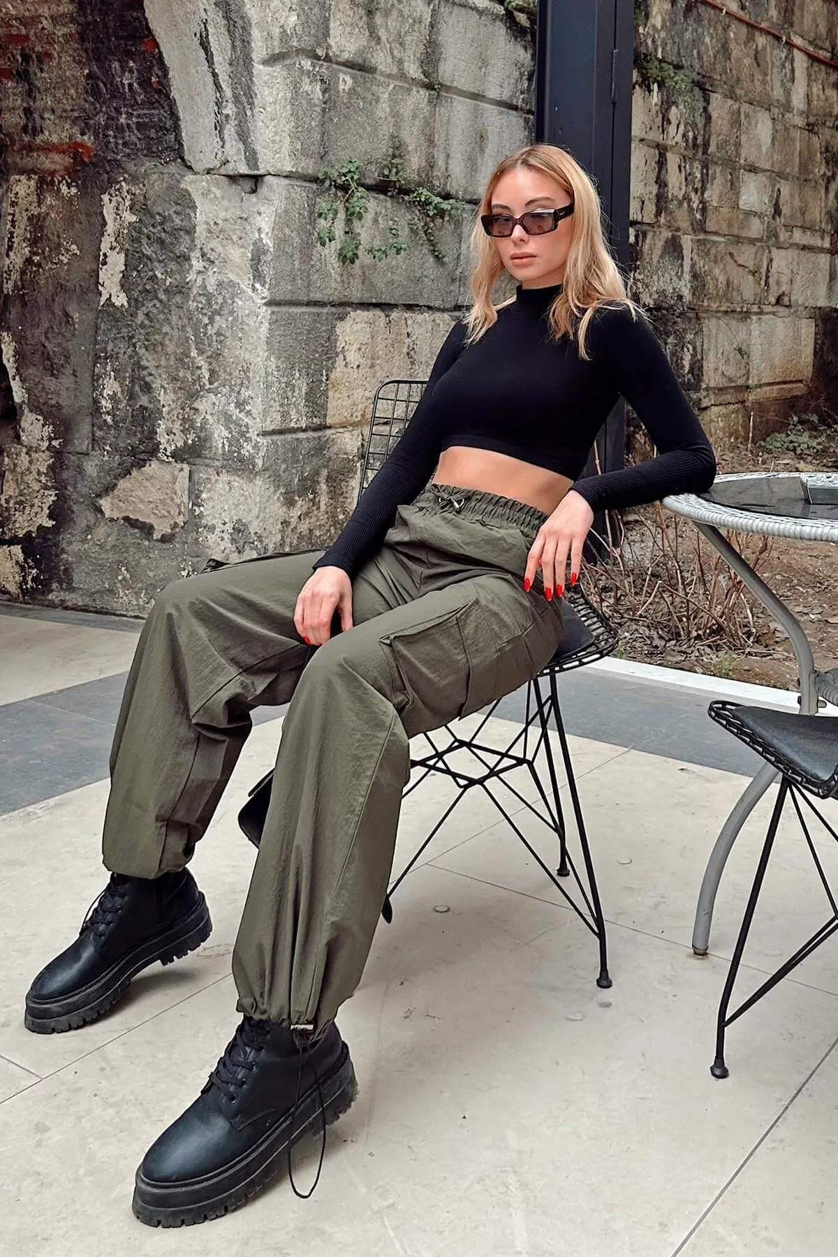 Swist  Khakifarbene Fallschirmhose für Damen mit Ballon-Cargo-Tasche und detaillierten Details