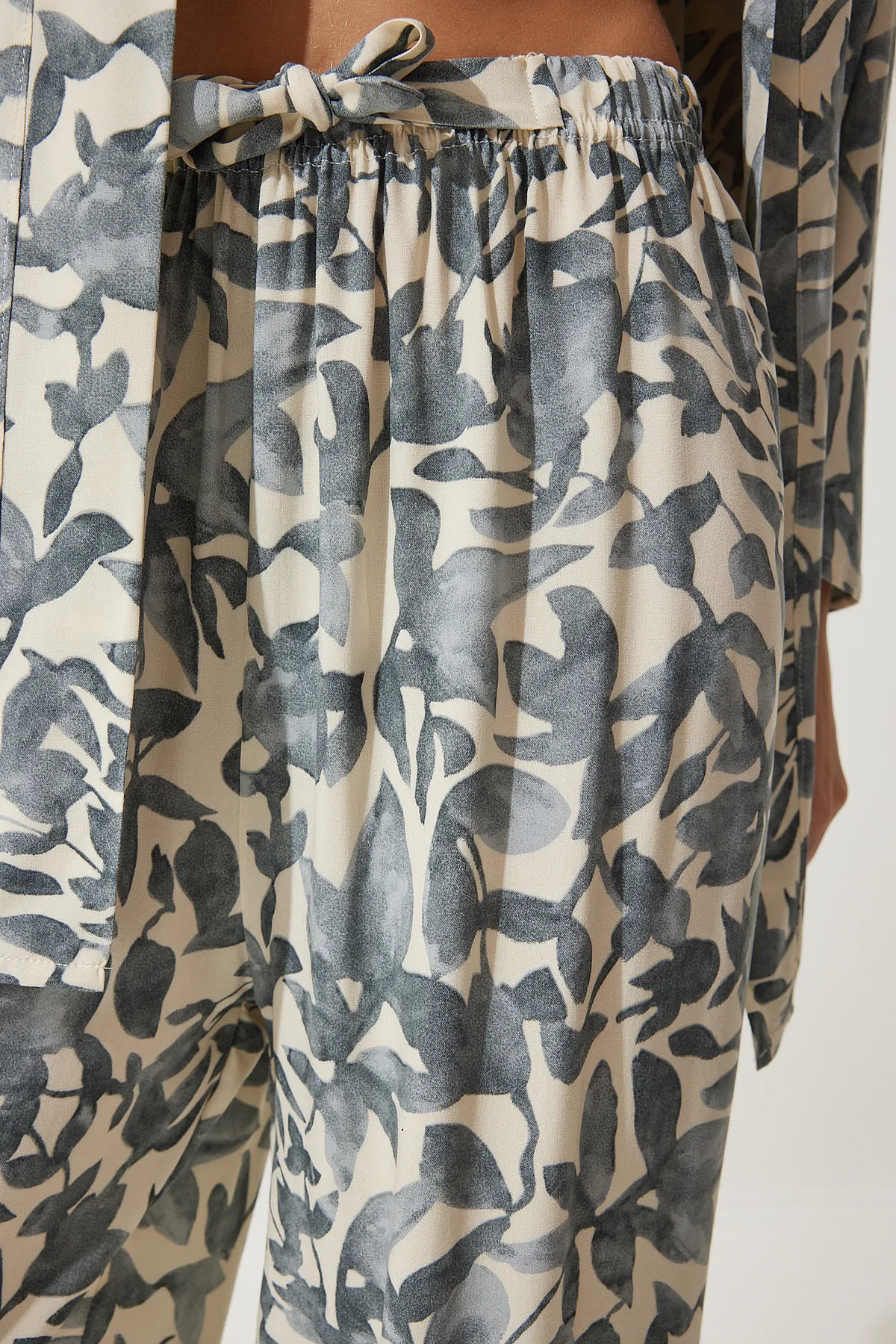 Happiness İstanbul  Knochengrau gemustertes Kimono-Palazzo-Hosen-Set für Damen EN00614