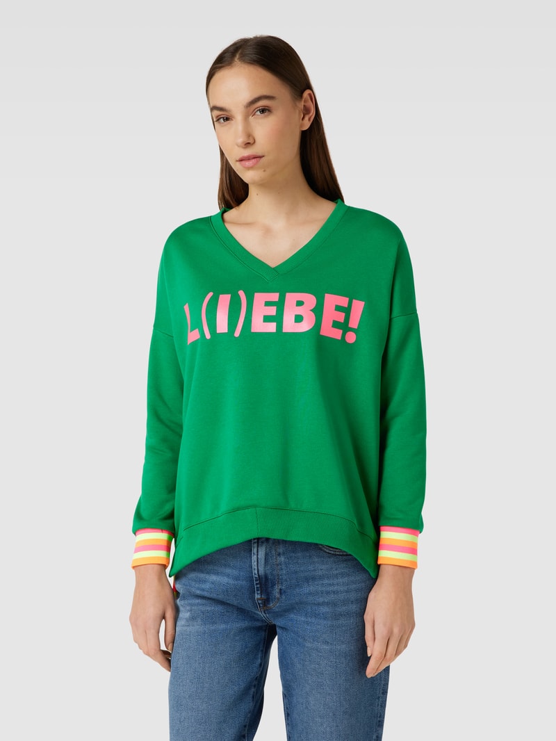 Sweatshirt mit Statement-Print und V-Ausschnitt Modell 'L(I)EBE!' in grün