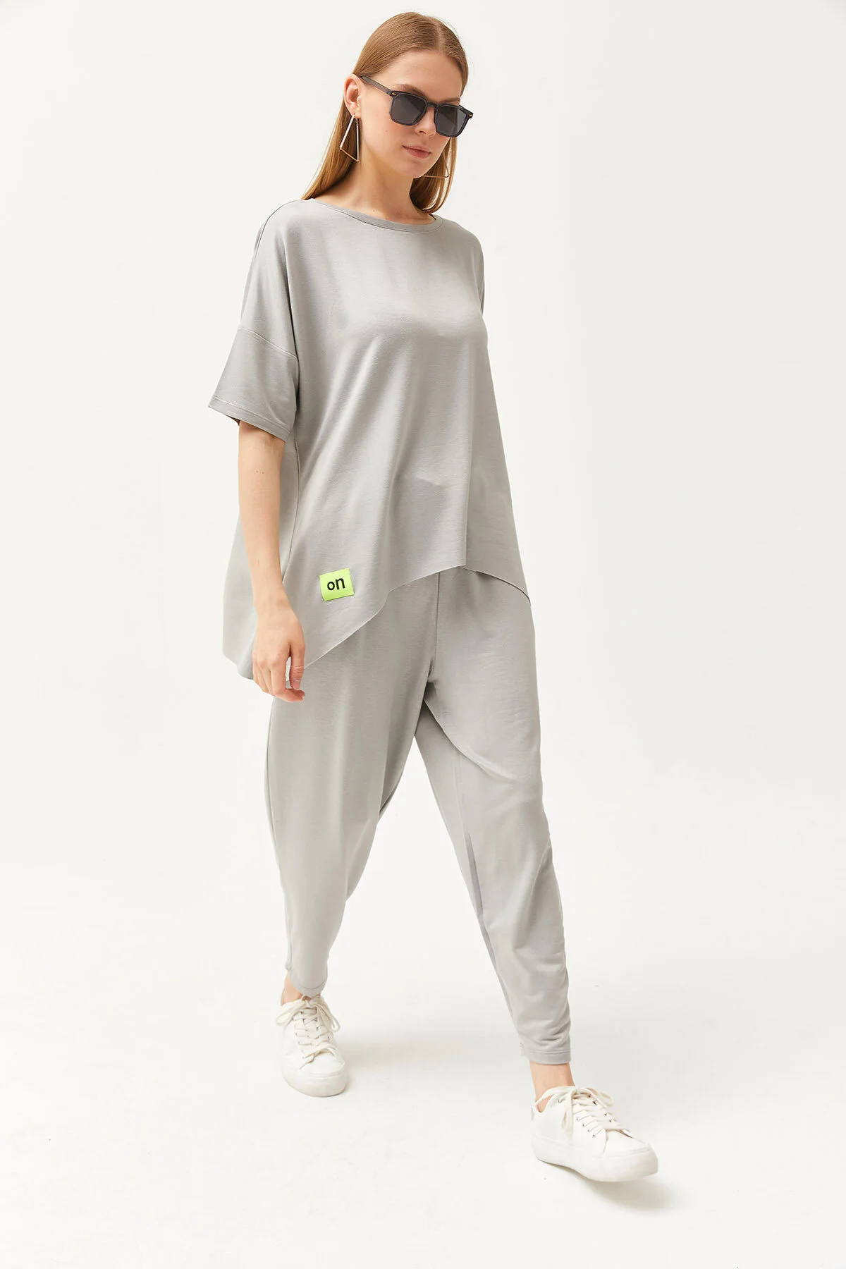 Olalook  Graue asymmetrische Bluse für Damen mit weicher Struktur, Oberteil und Kristallen, Anzug TKM-19000269