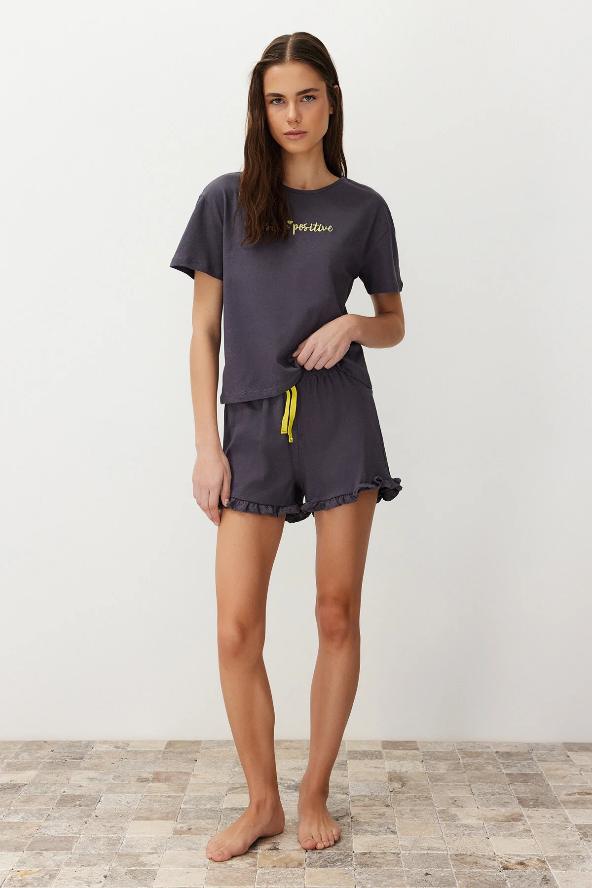 Trendyol Collection  Anthrazitfarbenes Pyjama-Set aus T-Shirt und Shorts aus 100 % Baumwolle mit bestickten Rüschendetails THMSS20PT0165