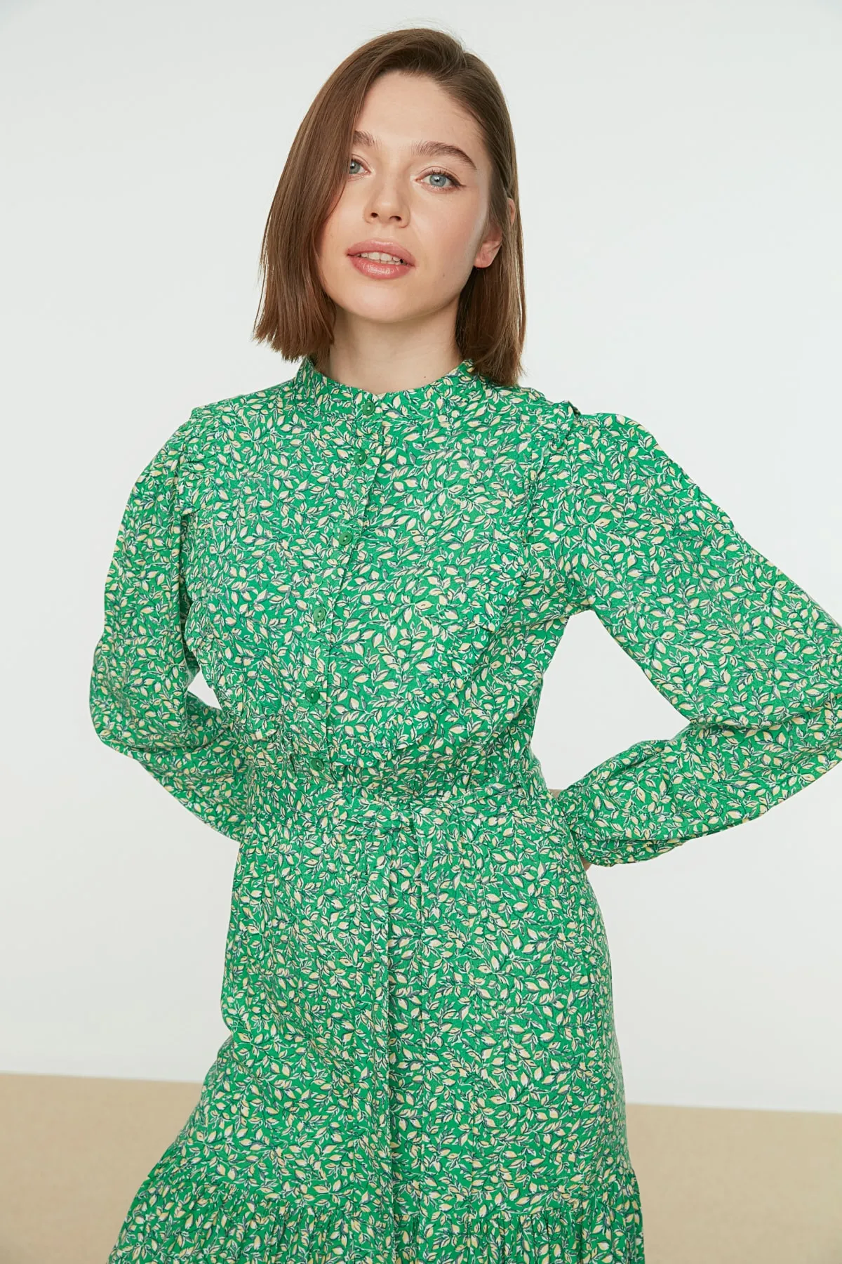 Trendyol Modest  Grünes, kleines, mit Blumenmuster bedrucktes, gewebtes Kleid mit Rüschen und Gürtel TCTSS21EL3340