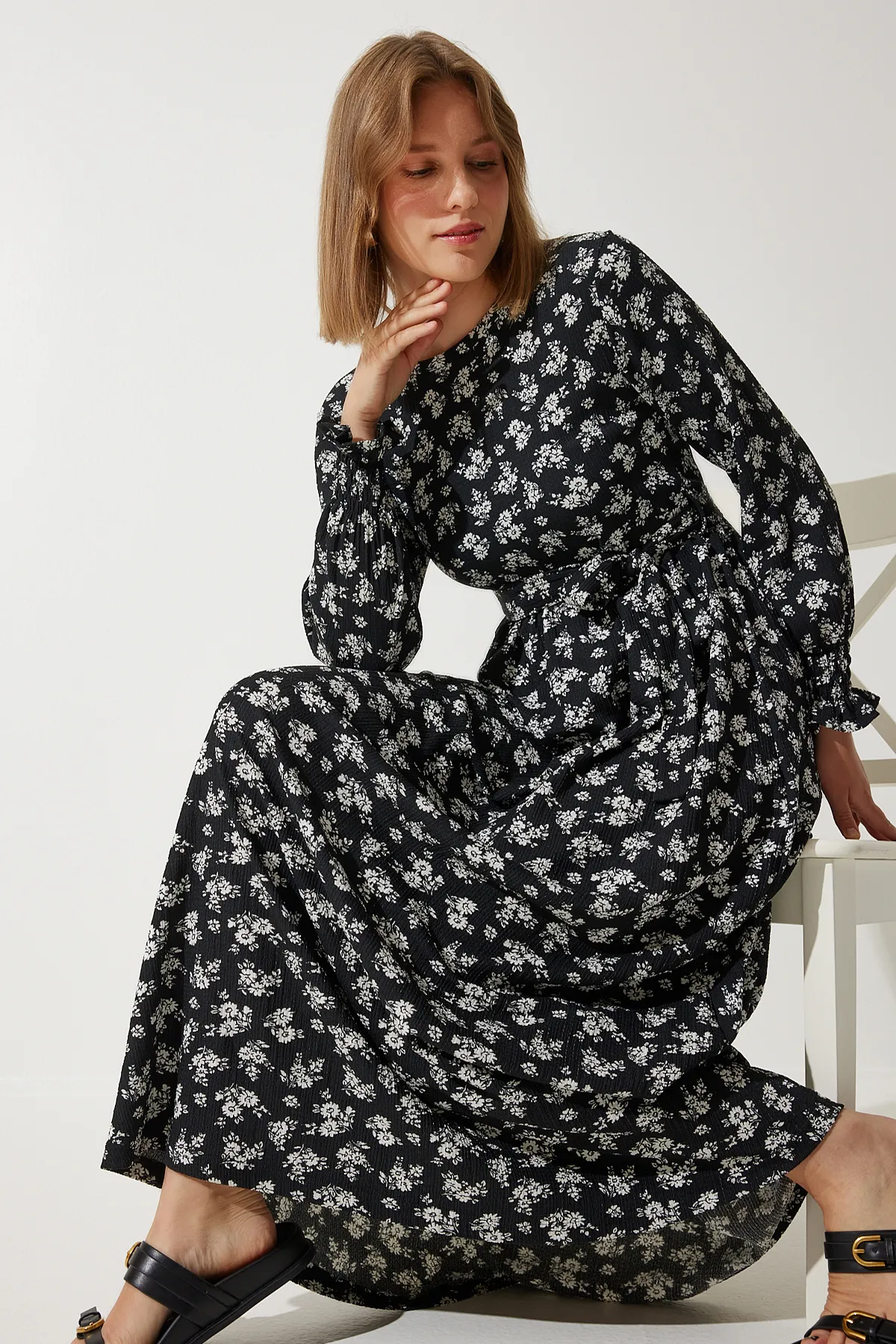 Happiness İstanbul  Schwarzes, langes Strickkleid mit Blumenmuster für Damen DD01322