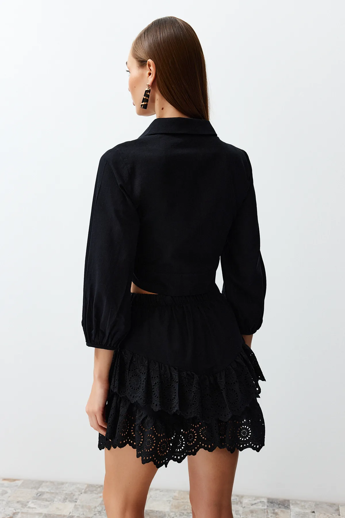 Trendyol Collection  Weiße Crop-Webbluse zum Binden aus 100 % Baumwolle TBESS24BZ00006
