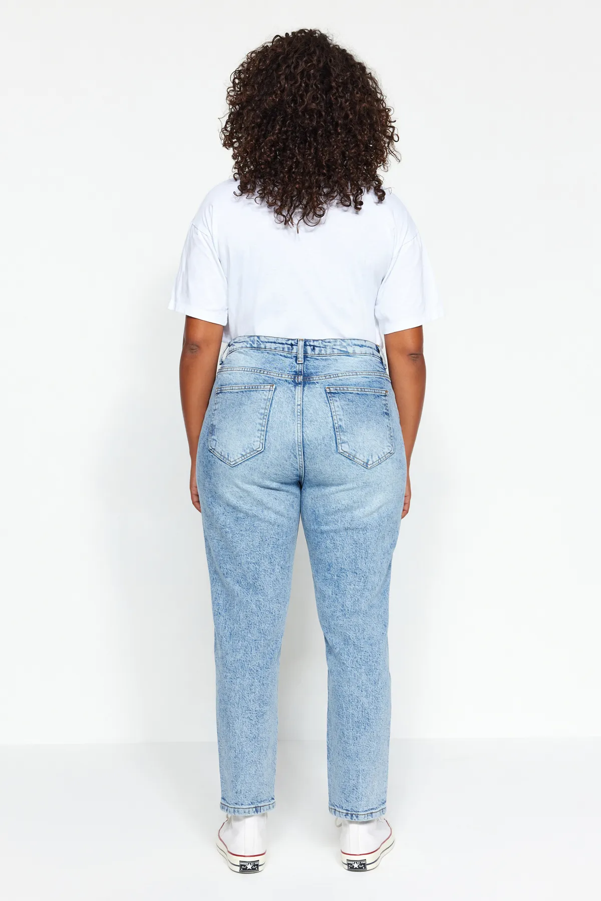 Trendyol Curve  Blaue Mom-Fit-Jeans mit hoher Taille TBBAW24CJ00050