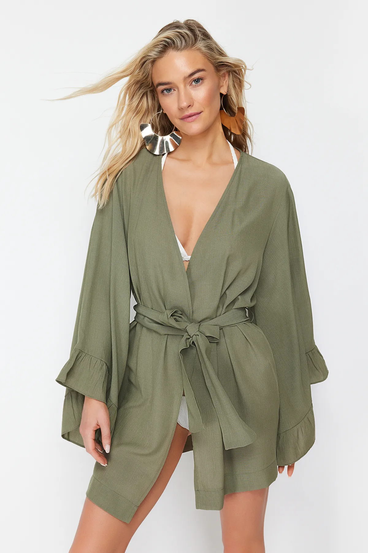 Trendyol Collection  Khakifarbener, gewebter Mini-Volant-Kimono und -Kaftan mit Gürtel TBESS21KM0002