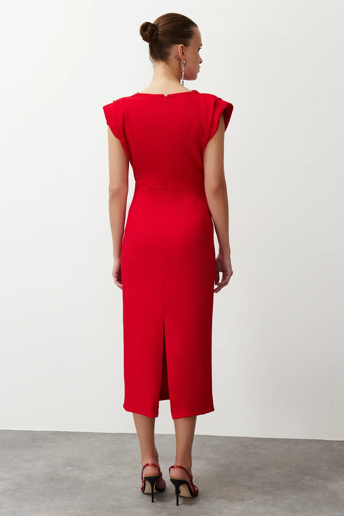 Trendyol Collection  Rotes, figurbetontes, gewebtes, stilvolles Abendkleid mit Degaje-Kragen TPRSS24EL00156