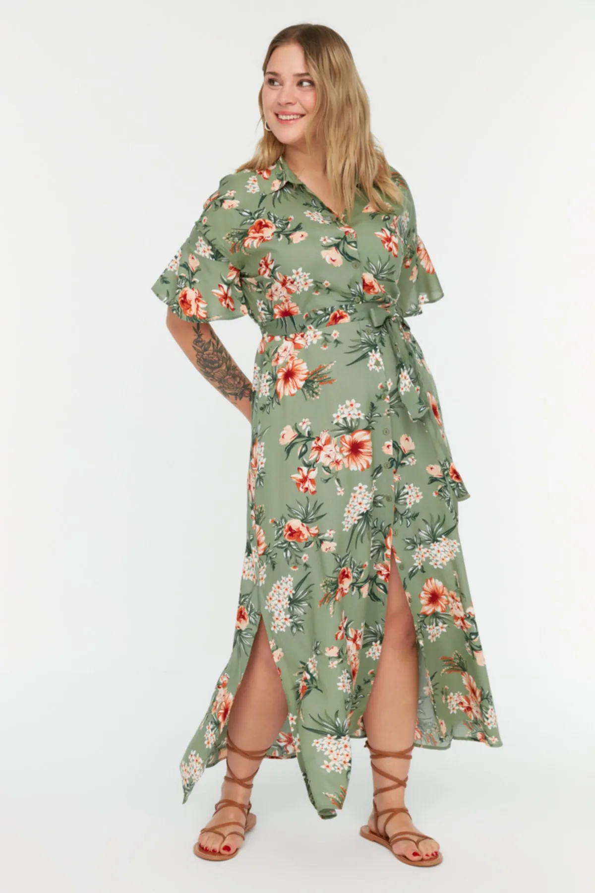 Trendyol Curve  Grünes Hemdblusenkleid mit gewebtem Blumenmuster und Schlitz TBBSS22EL1596