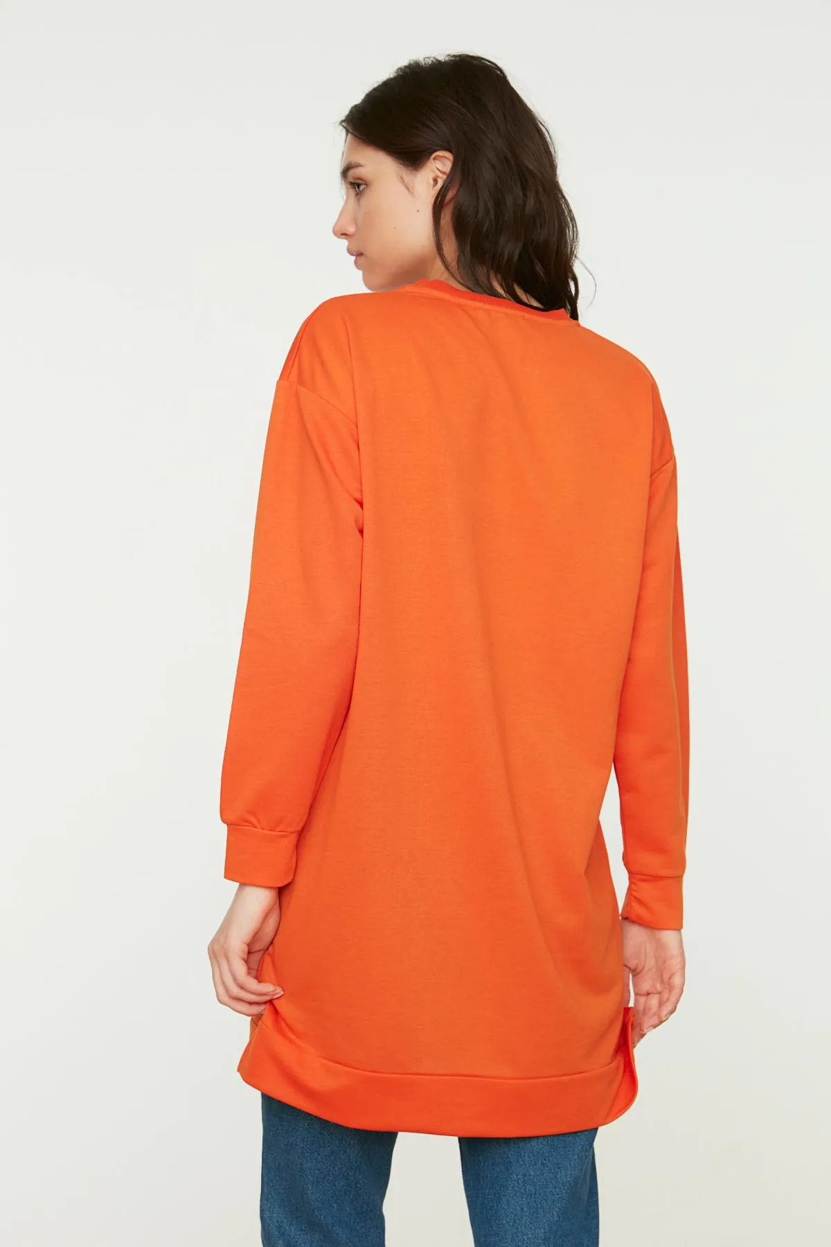 Trendyol Modest  Orangefarbenes Basic-Strick-Sweatshirt mit Rundhalsausschnitt und Schlitz und detailliertem Ausschnitt TCTAW22TW0138