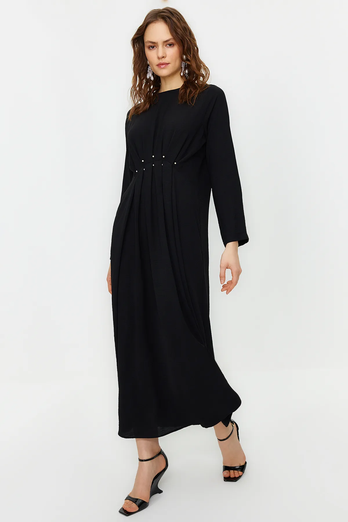 Trendyol Modest  Schwarzes, mit Perlen besetztes Aerobin-Webkleid TCTSS24EB00030