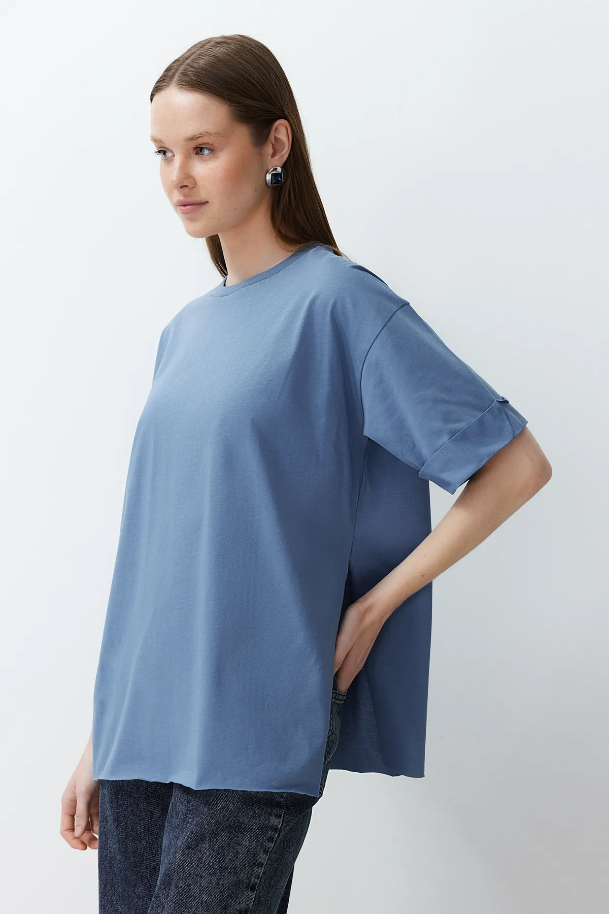 Trendyol Collection  Indigoblaues, asymmetrisches Boyfriend-Strick-T-Shirt aus 100 % Baumwolle mit zwei Ärmeln TWOSS20TS0828