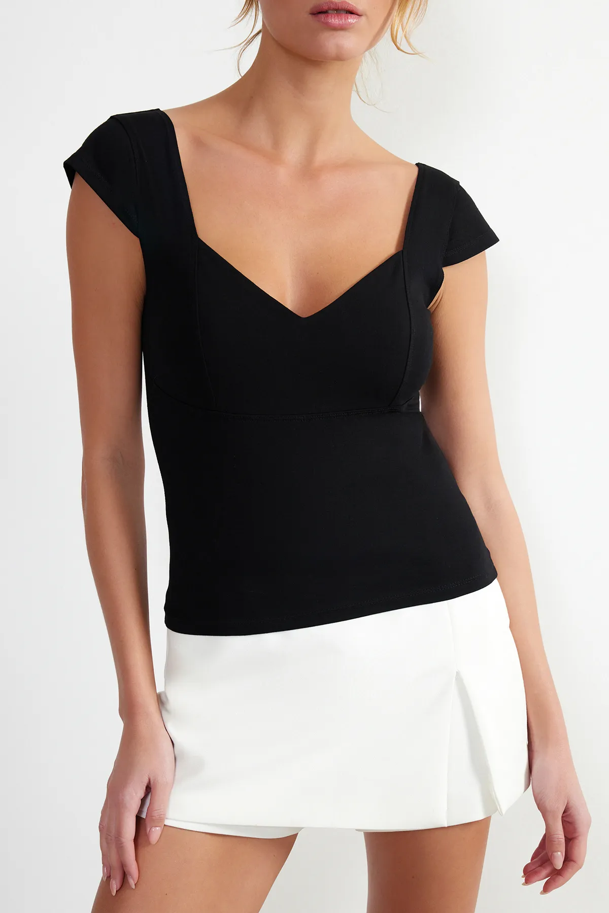 Trendyol Collection  Schwarze, taillierte Strickbluse aus Baumwollstretch mit herzförmigem Ausschnitt TWOSS24BZ00113