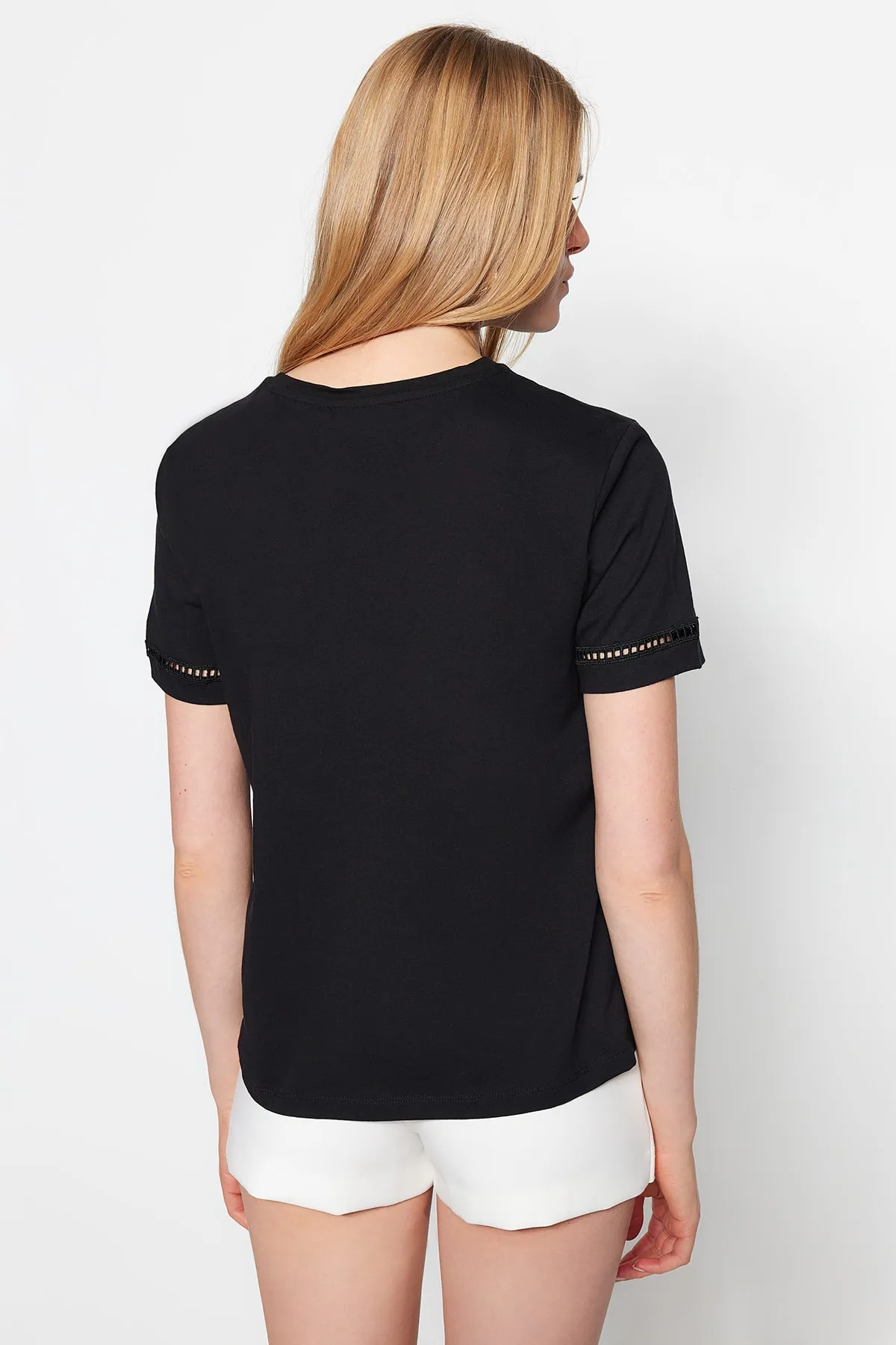 Trendyol Collection  Schwarzes Basic-Strick-T-Shirt aus 100 % Baumwolle mit Rundhalsausschnitt und Stickerei-Detail TWOSS23TS00012