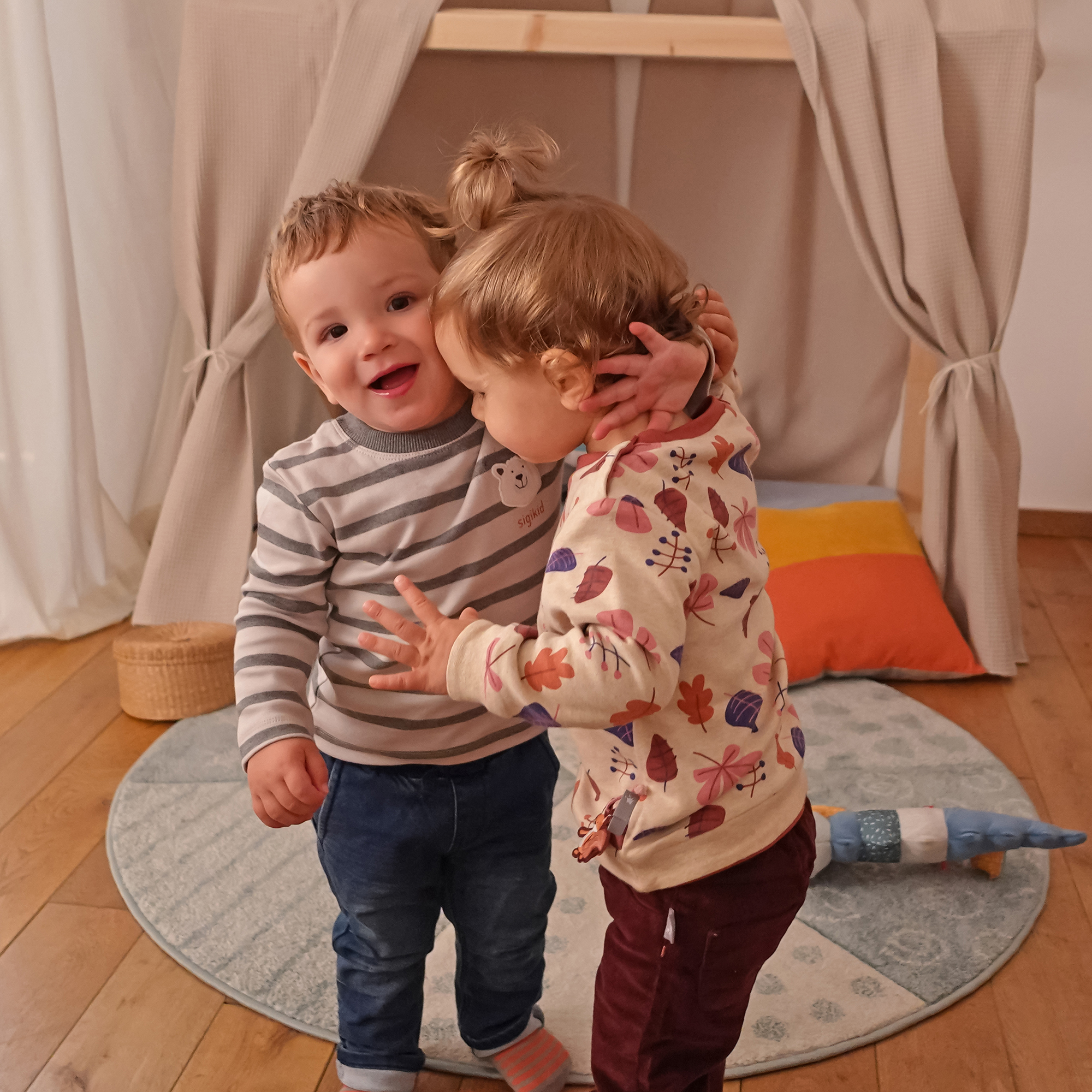 Baby Langarmshirt Eisbär, grau geringelt
