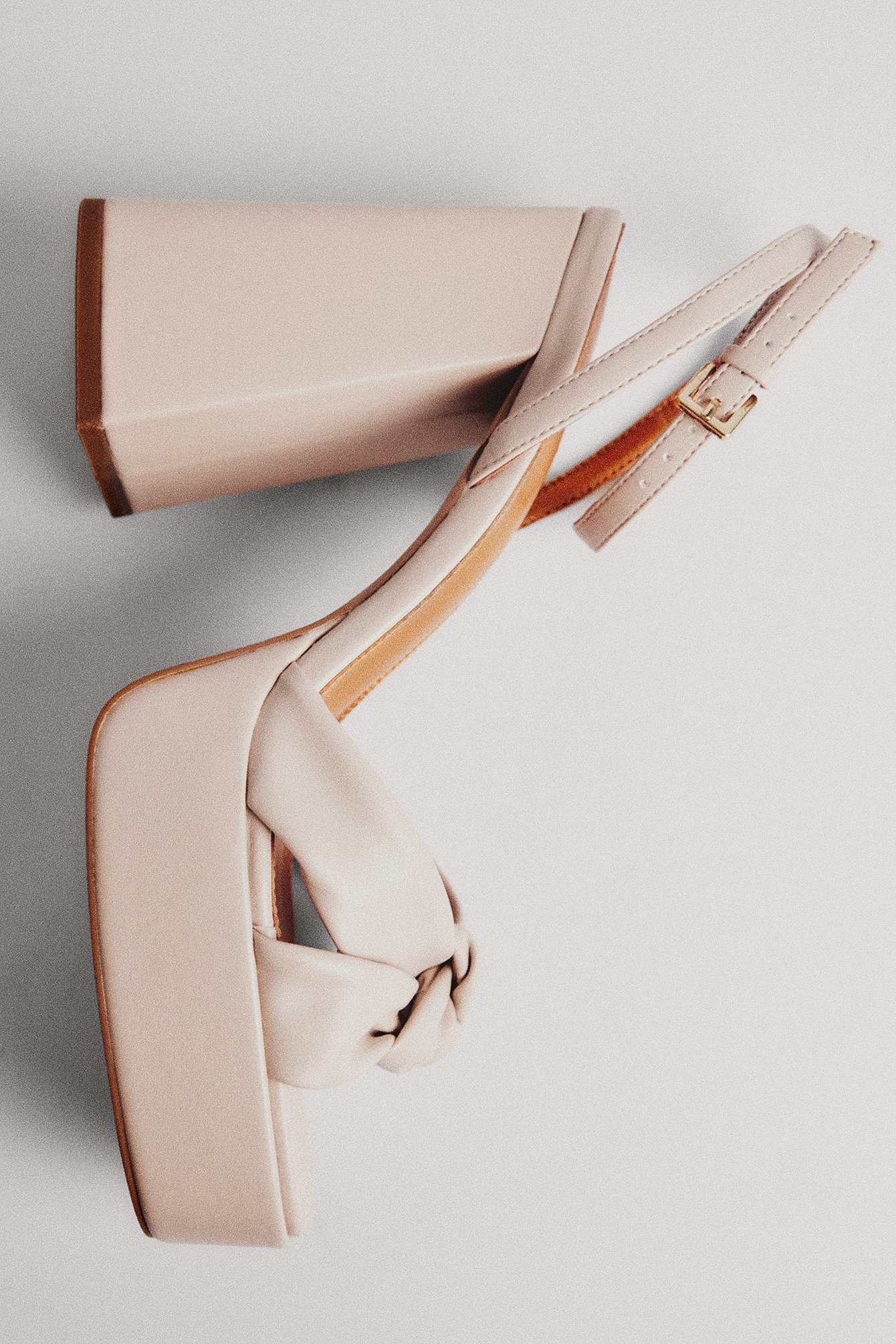 Plateau-High-Heels mit Knotendetail
