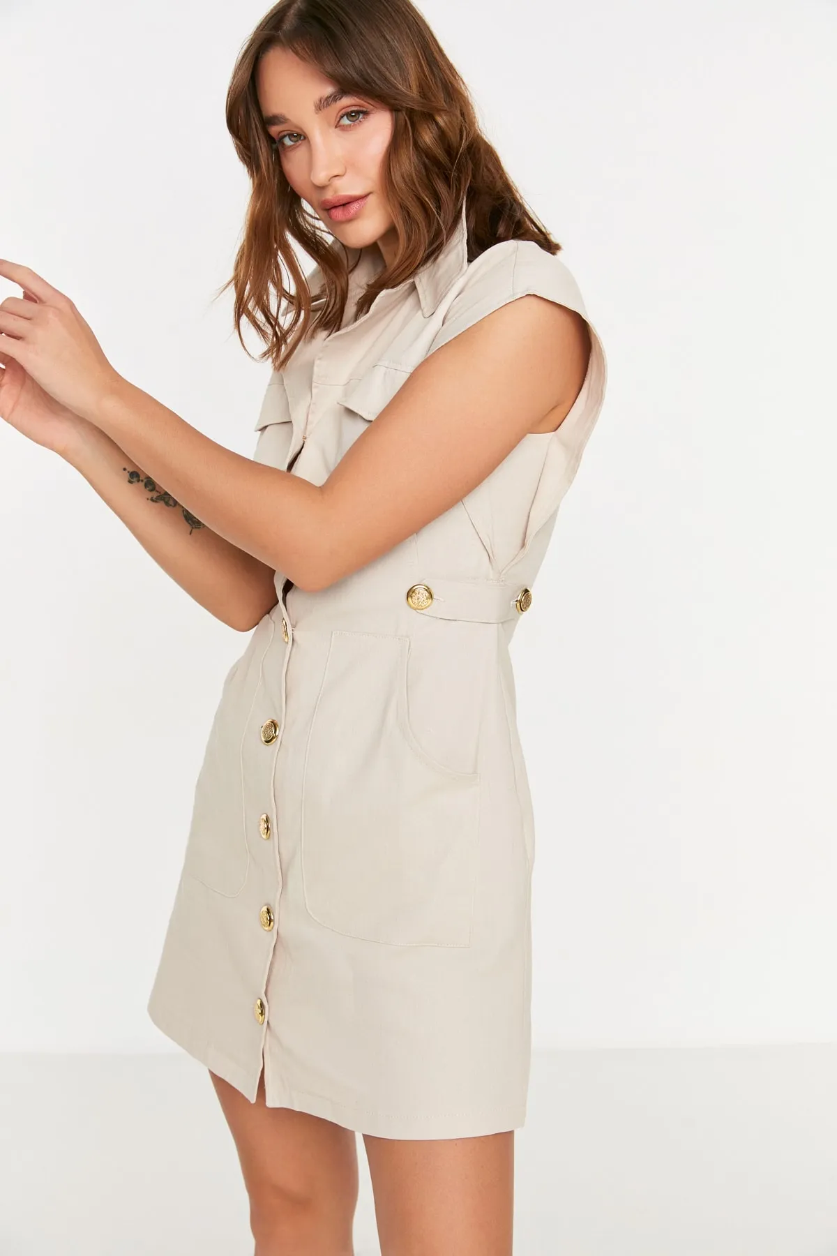 Trendyol Collection  Ecrufarbenes, gewebtes Mini-Hemdkleid mit Knopfdetail TWOSS22EL2970