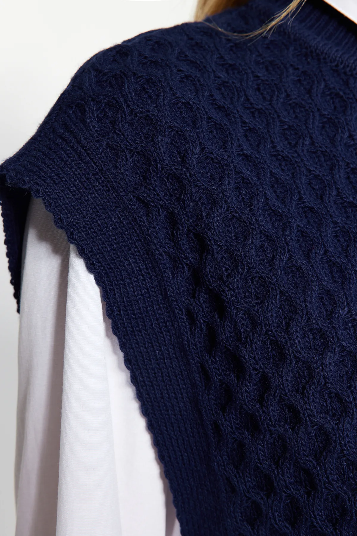 Trendyol Modest  Marineblaues Strickpullover-Hosen-Set mit Gürtel aus Messing, Strickoberteil und -unterteil TCTAW24US00045