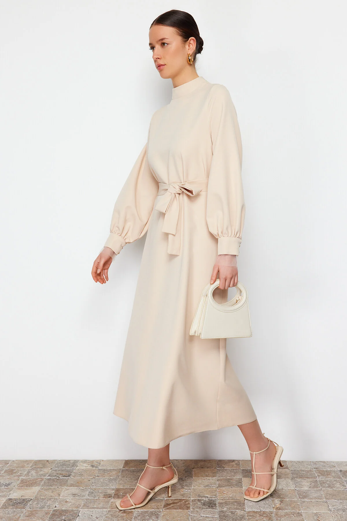 Trendyol Modest  Ecrufarbenes, gewebtes Kleid mit Stehkragen und Gürtel TCTSS24EB00174