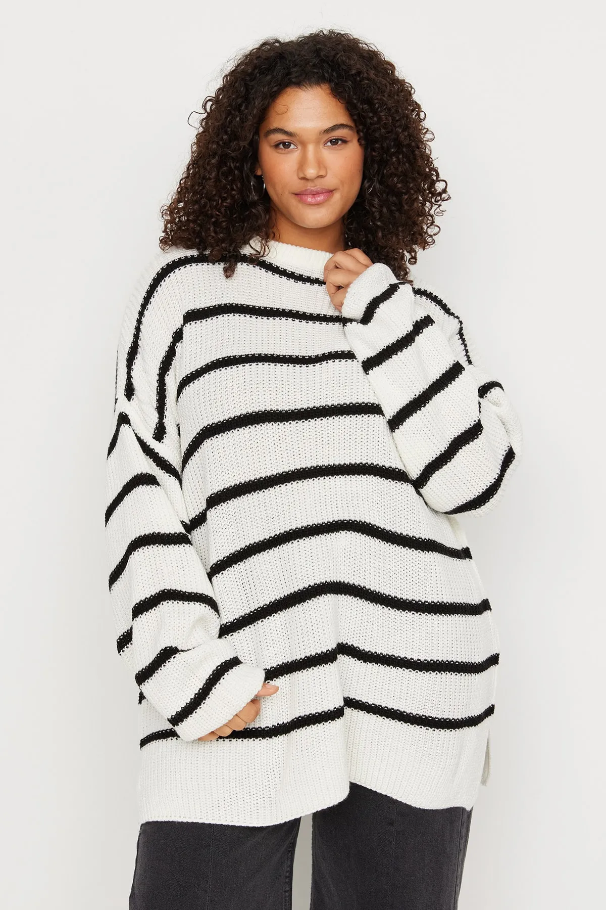 Trendyol Curve  Ecru gestreifter Strickpullover mit niedriger Schulterpartie