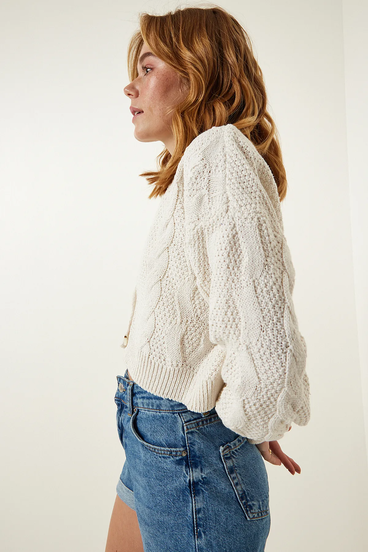 Happiness İstanbul  Cremefarbene kurze Strickjacke mit Knopfleiste und Motiv für Damen MW00132