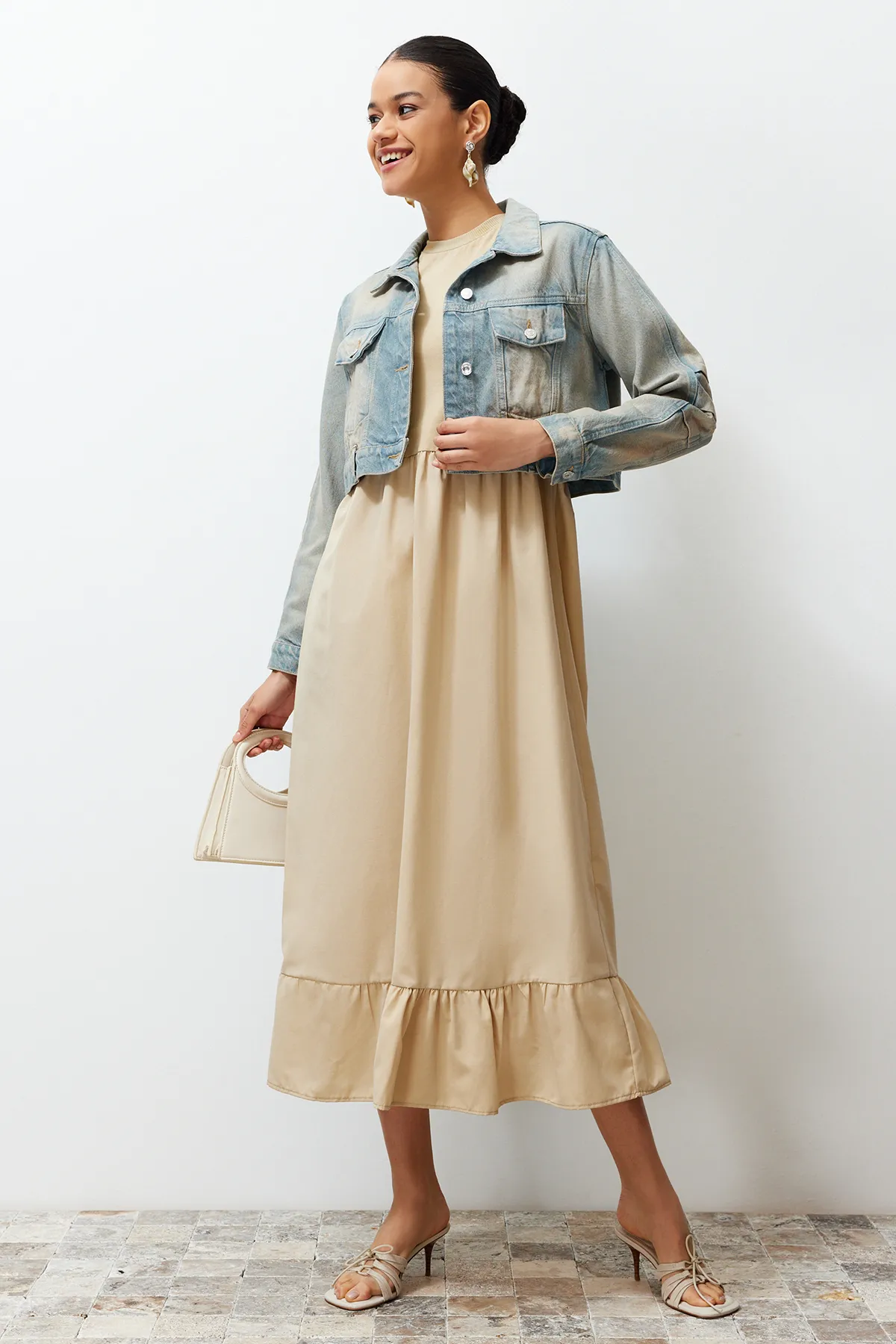 Trendyol Modest  Beigefarbenes, ärmelloses Rock-Rüschen-Single-Jersey-Popeline-Strickkleid TCTSS24EB00155