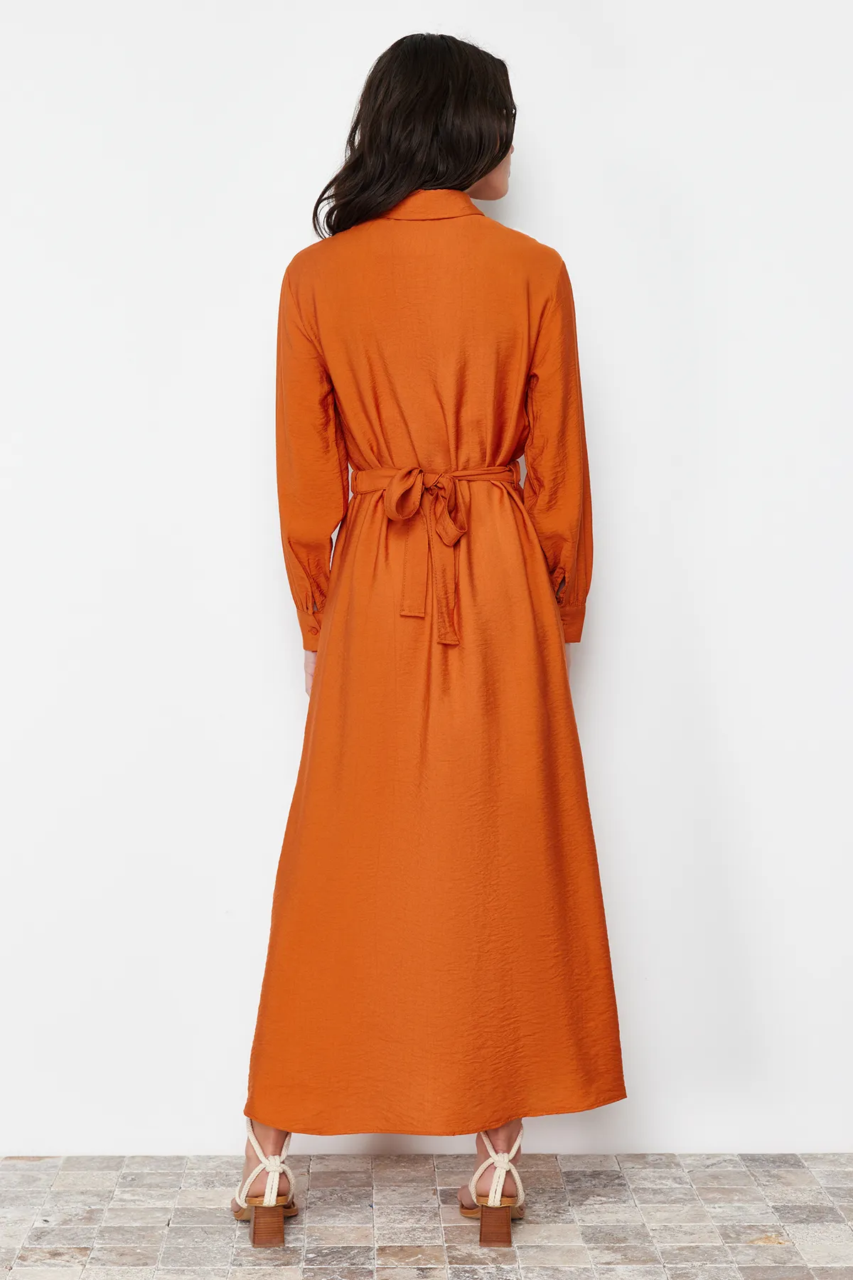 Trendyol Modest  Zimtfarbenes, gewebtes Kleid mit Gummigürtel und Taschendetails TCTSS22EB0034