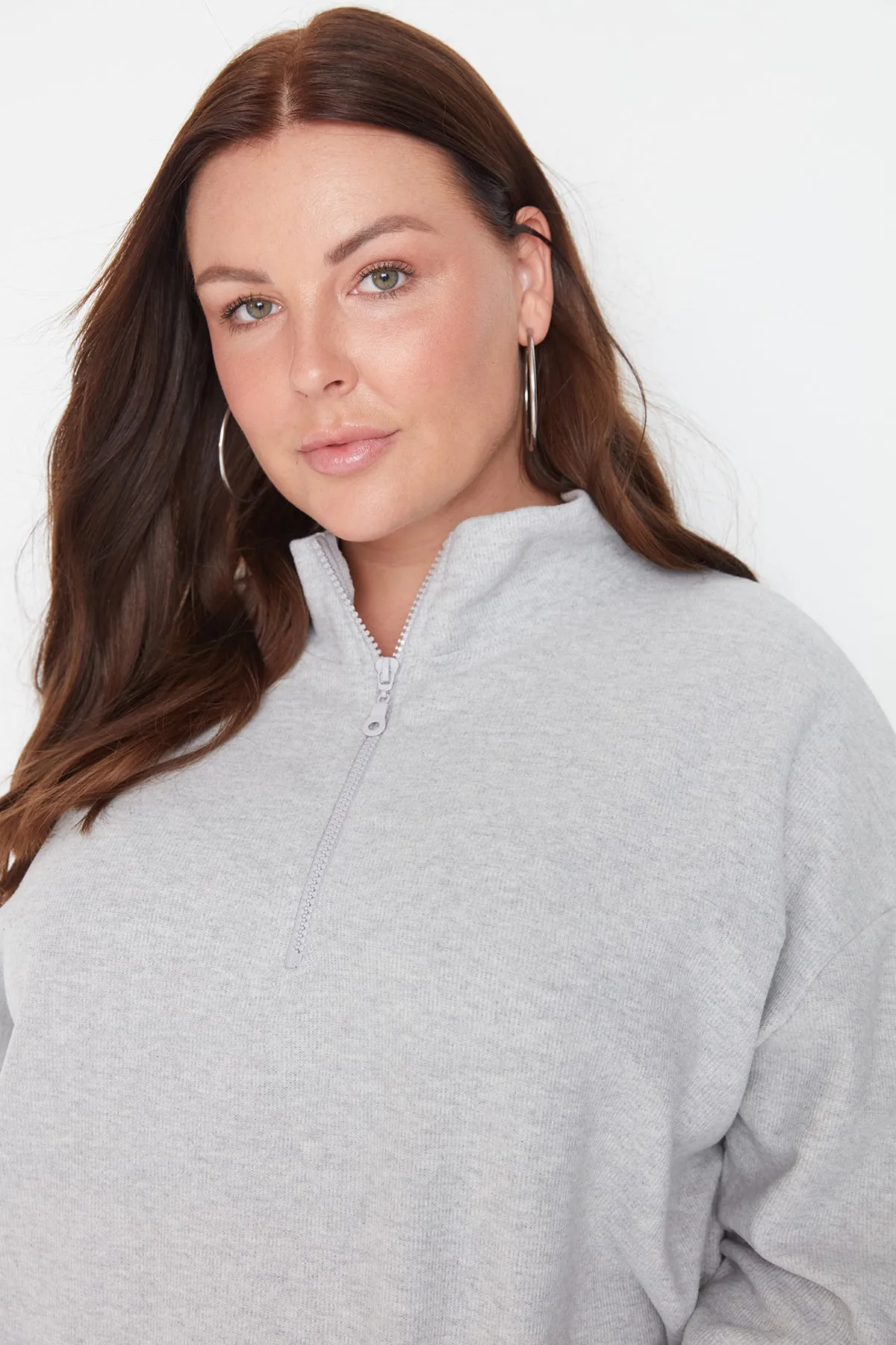 Trendyol Curve  Graues dünnes Thessaloniki-Strick-Sweatshirt mit Stehkragen und Reißverschluss TBBAW23AO00006
