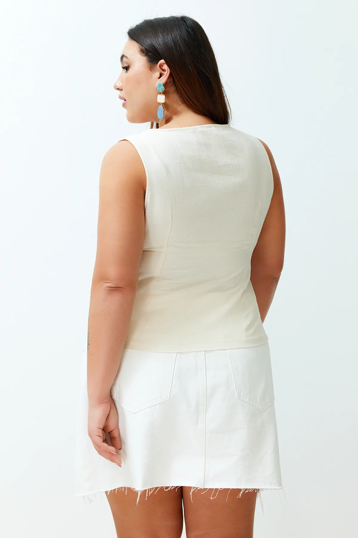 Trendyol Curve  Beigefarbene Weste mit quadratischem Kragen und Leinenoptik TBBSS24BH00001