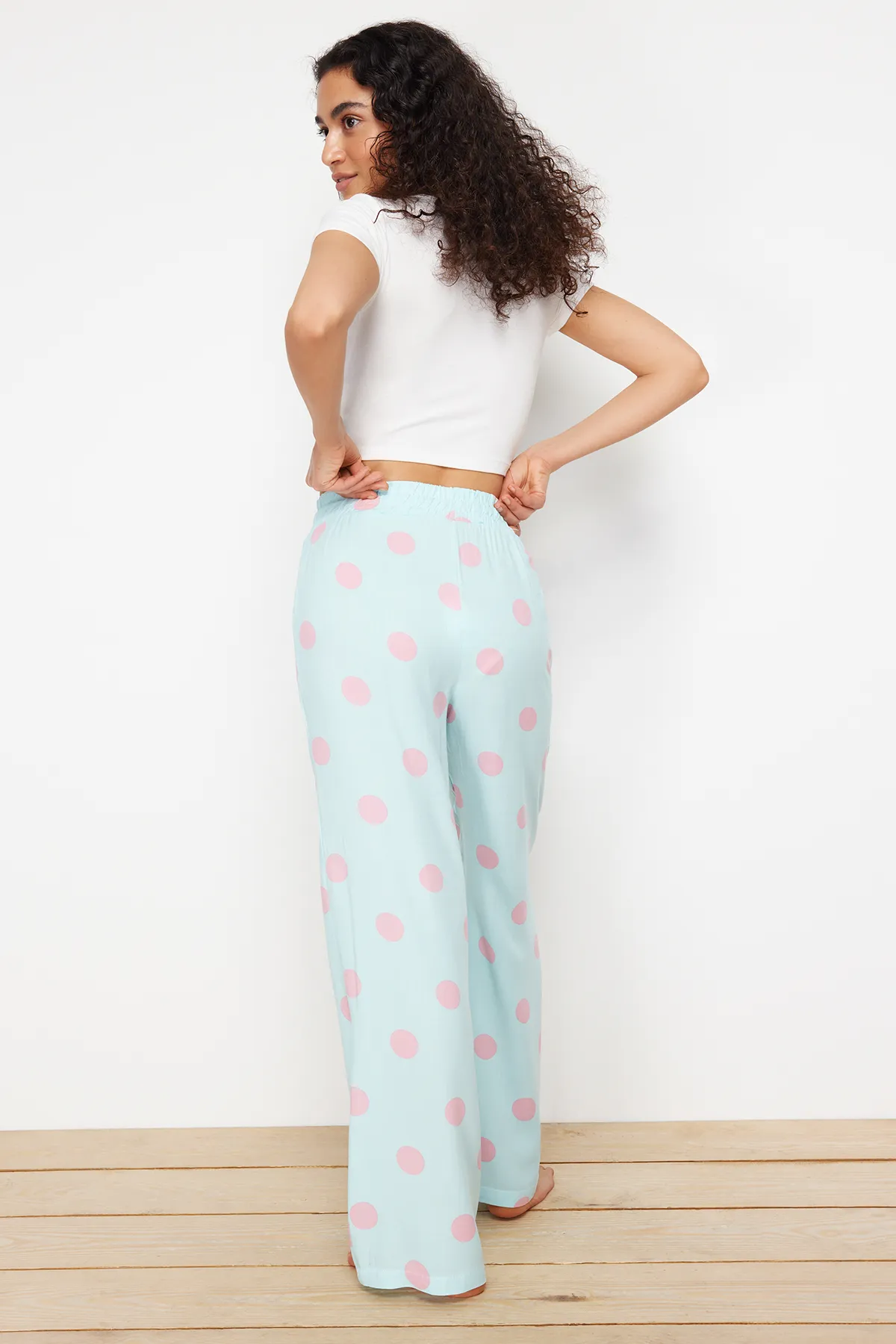 Trendyol Collection  Blau-bunte Polka Dot Schnürung Detaillierte Pyjamahose aus Viskosegewebe THMSS24PJ00032