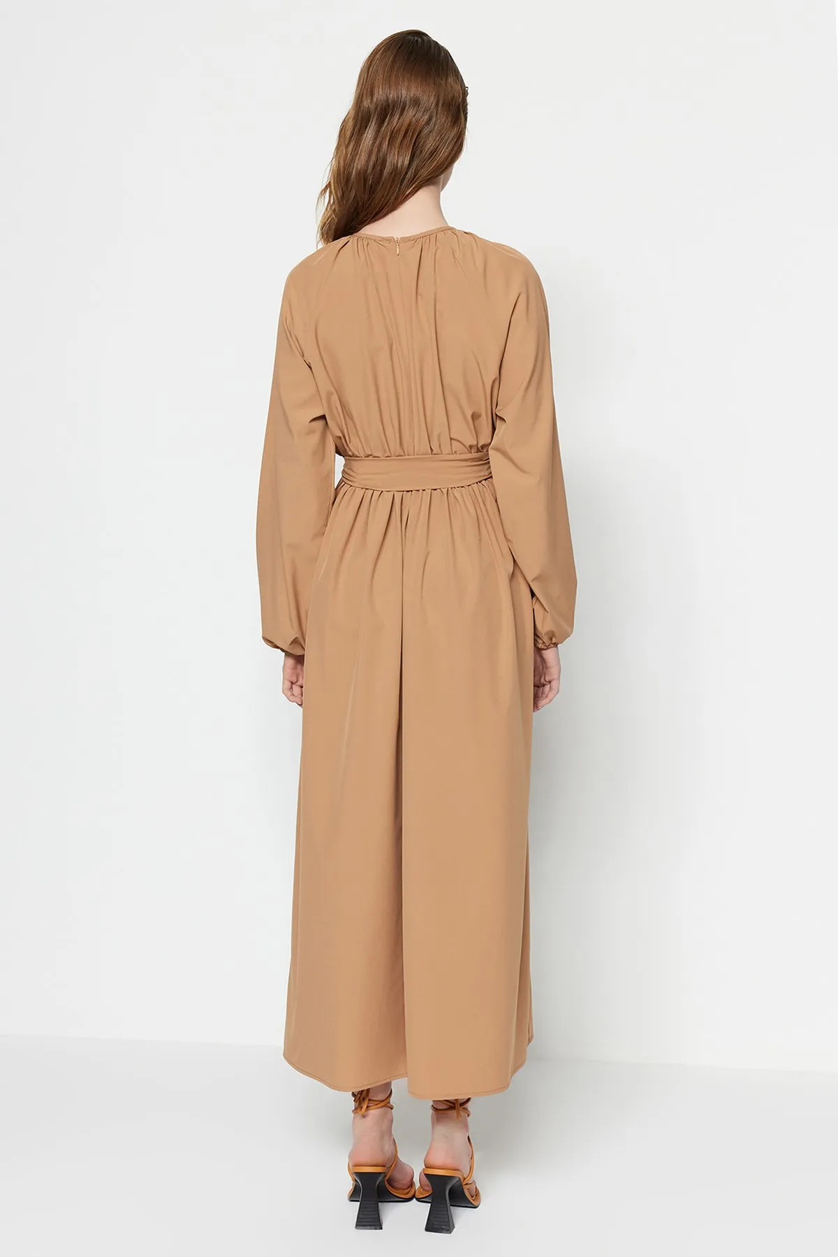 Trendyol Modest  Kamelfarbenes, gewebtes Kleid aus Fallschirmstoff mit Gürtel und Raffung in weiter Passform TCTSS23EB00253