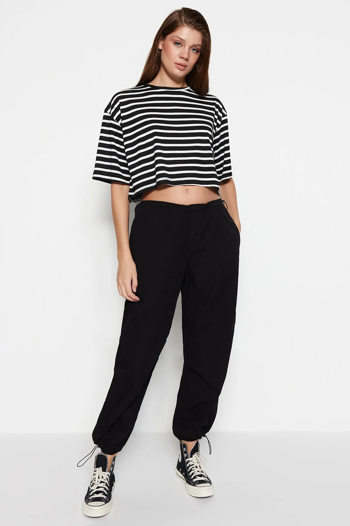 Trendyol Collection  Schwarz gestreiftes, entspanntes/weites, entspannt geschnittenes, kurzes Strick-T-Shirt mit Rundhalsausschnitt TWOSS23TS00136