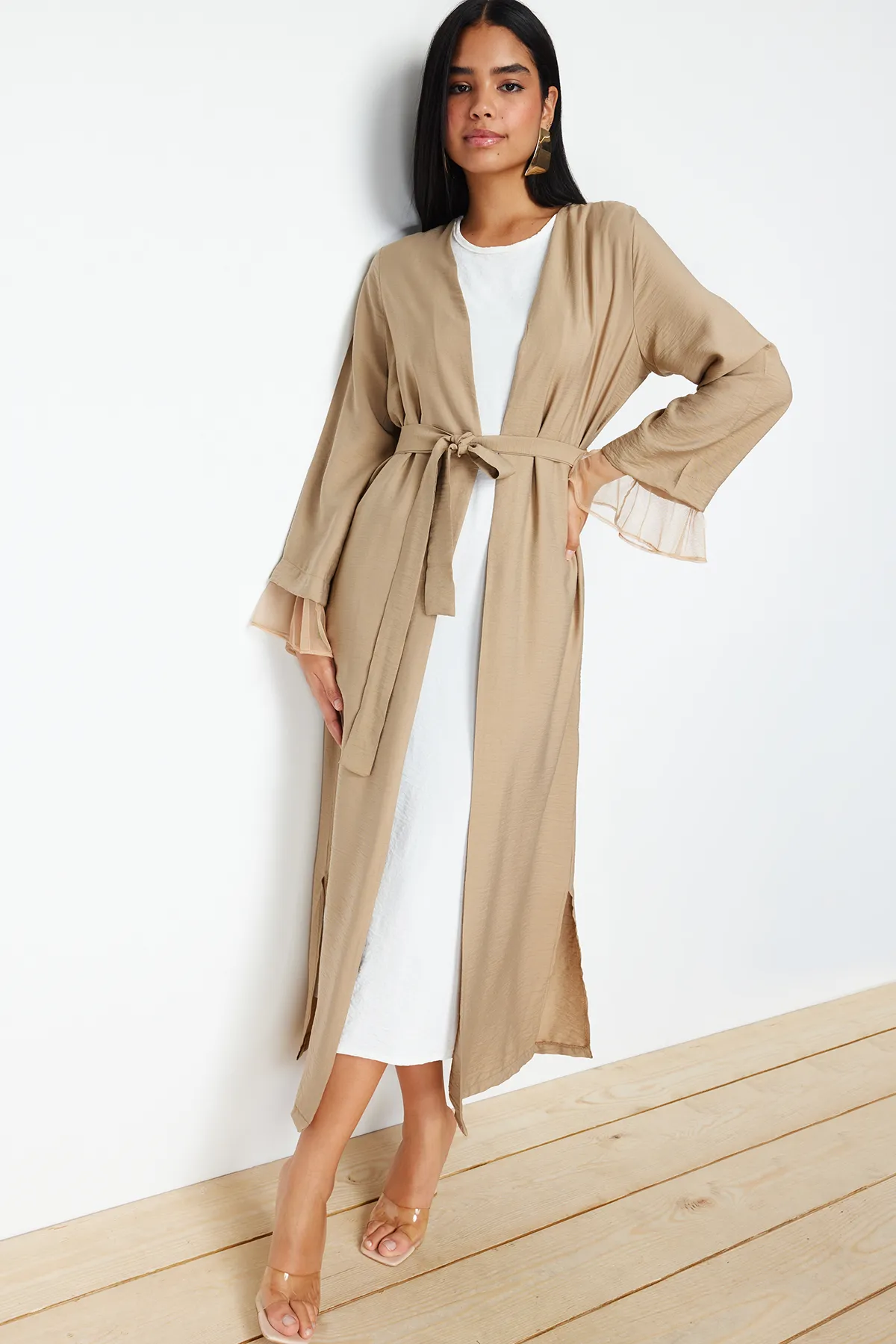 Trendyol Modest  Gewebte Kappe mit Gürtel und Tülldetail in Nerzfarbe, Ferace und Abaya TCTSS24KF00010