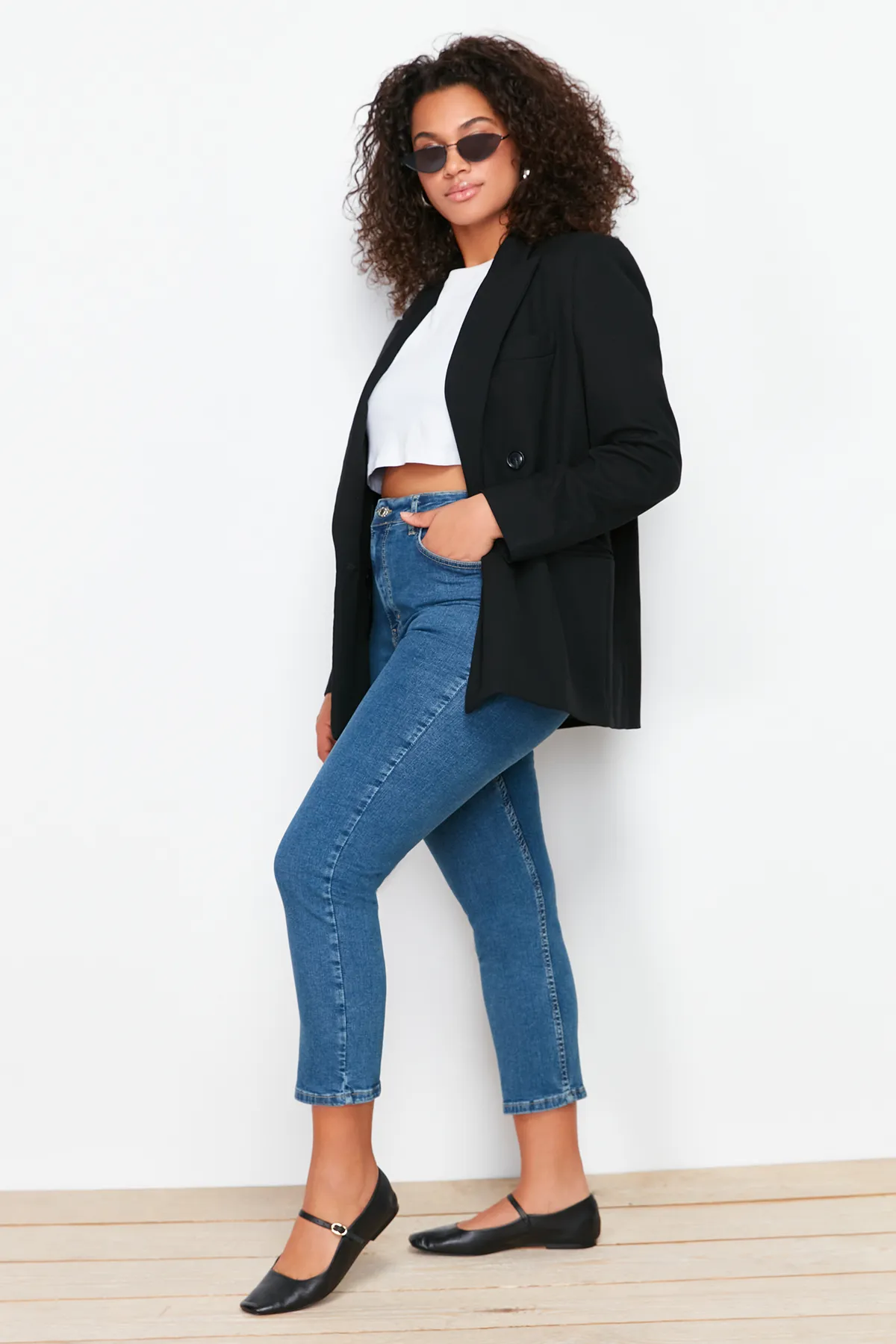Trendyol Curve  Blaue, kurze, dehnbare Skinny-Denim-Jeans TBSSS24CJ00032